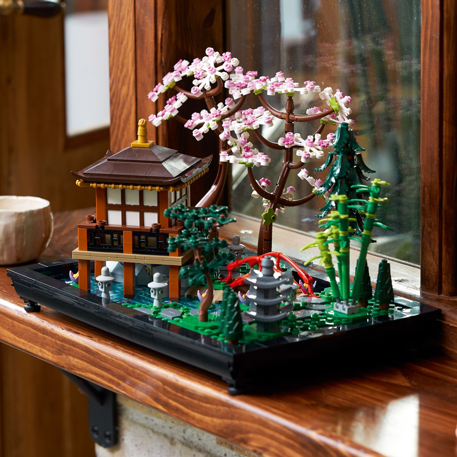Jardin japonais Lego avec pagode, fleurs de cerisier, bambou et lanternes.