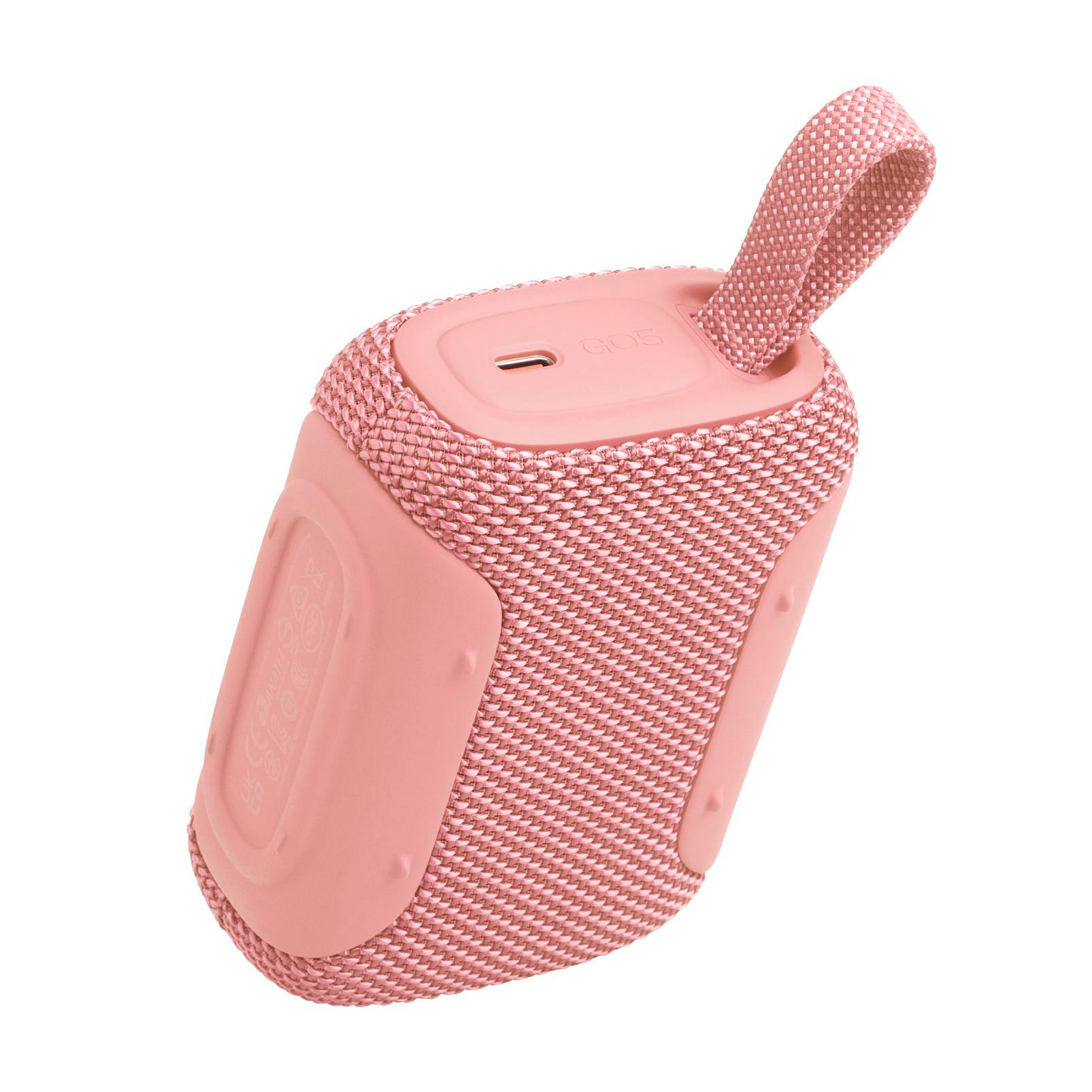 Ein kleiner, korallenroter Bluetooth-Lautsprecher mit Stoffbezug und Trageschlaufe.