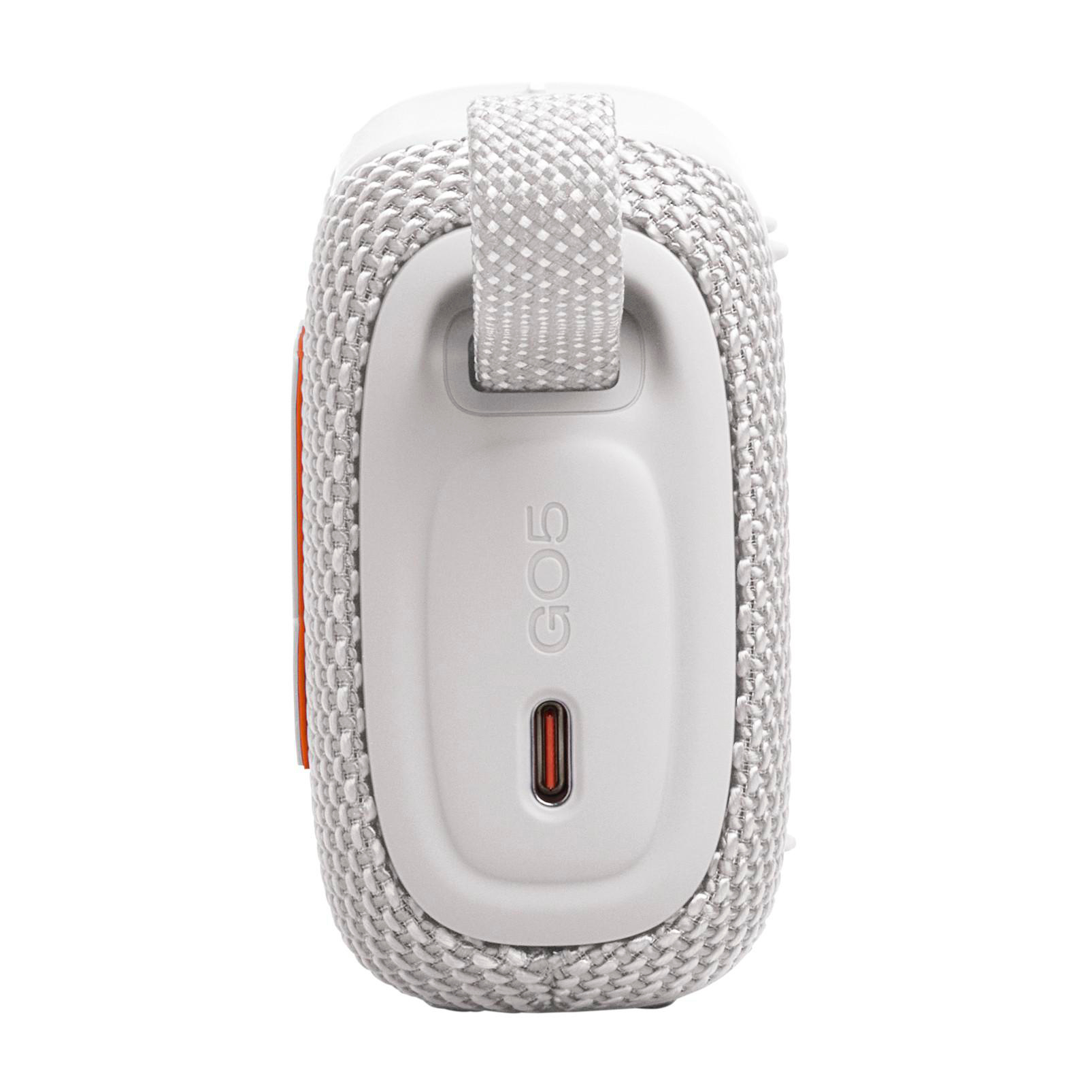 Ein grauer JBL GO 5 Lautsprecher mit Trageschlaufe und Ladeanschluss.