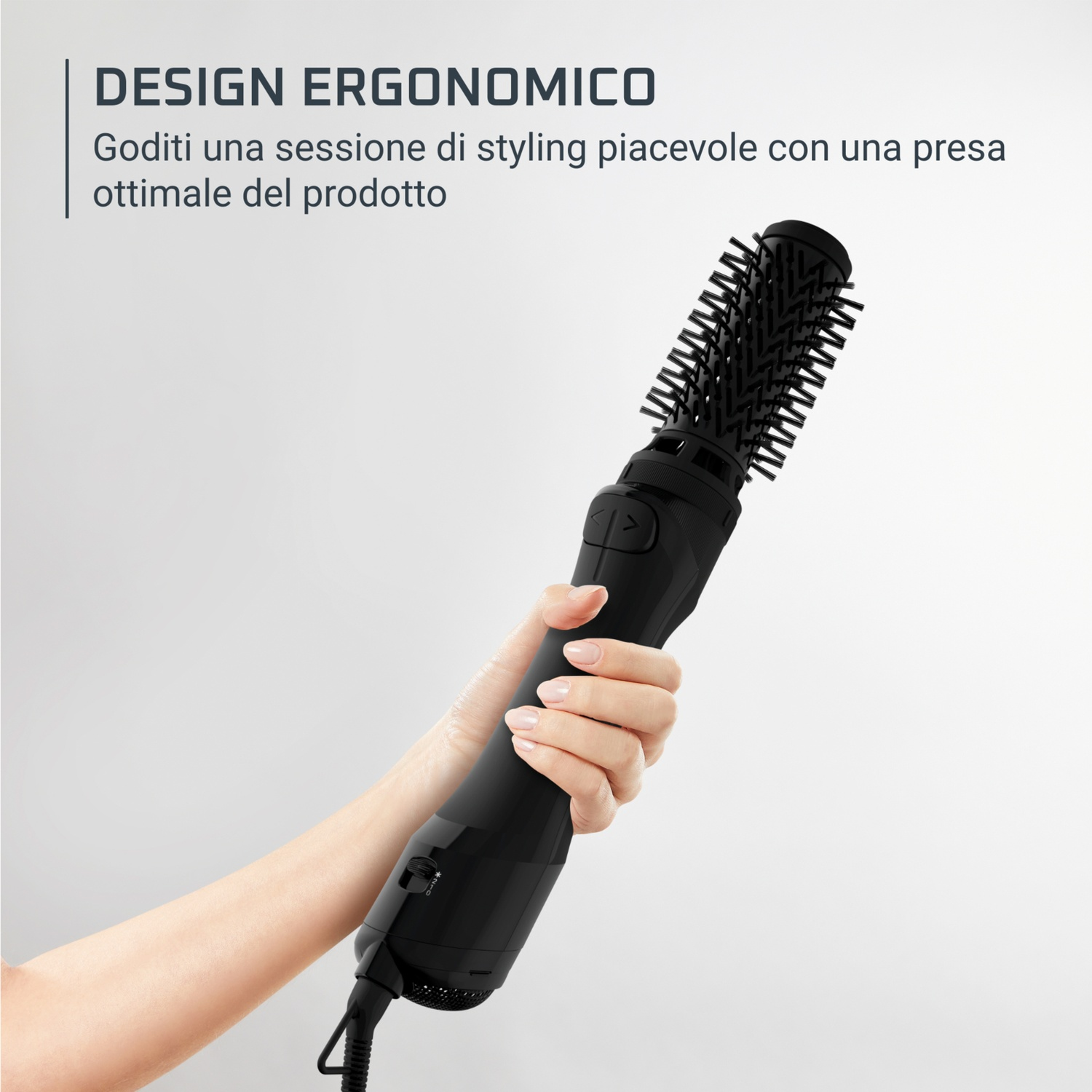 Una mano tiene uno styler ergonomico nero con accessorio a spazzola.