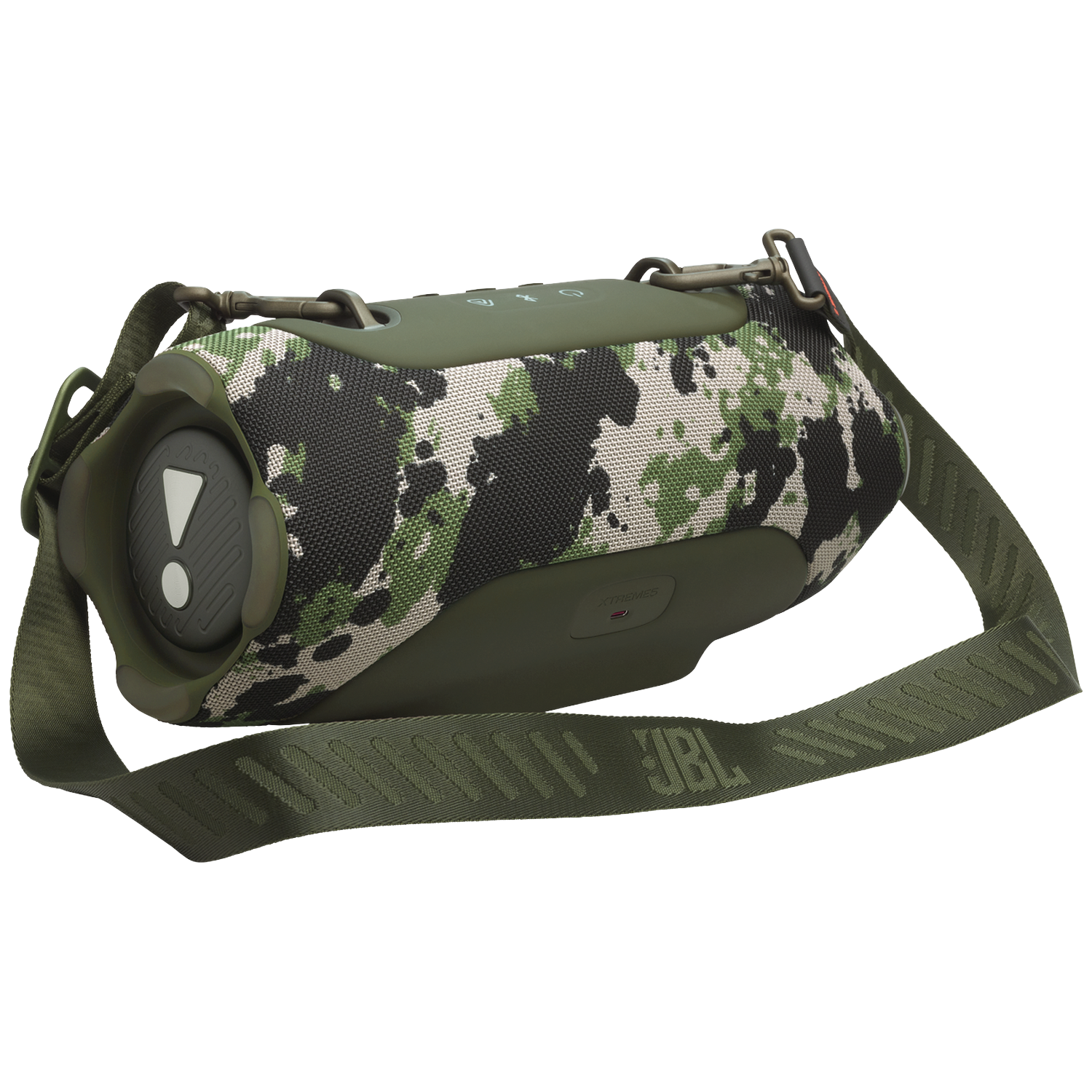 Een JBL camouflage luidspreker met groene riem rust op zwarte achtergrond.