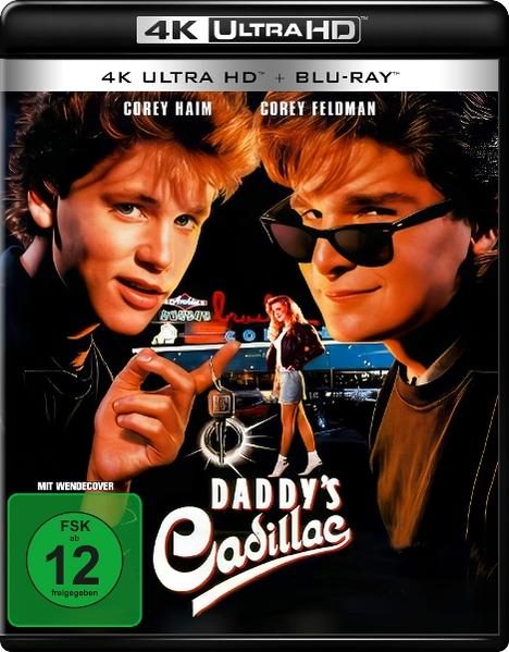 Zwei junge Männer, ein Auto und eine Frau im Hintergrund. Filmtitel "Daddy's Cadillac".