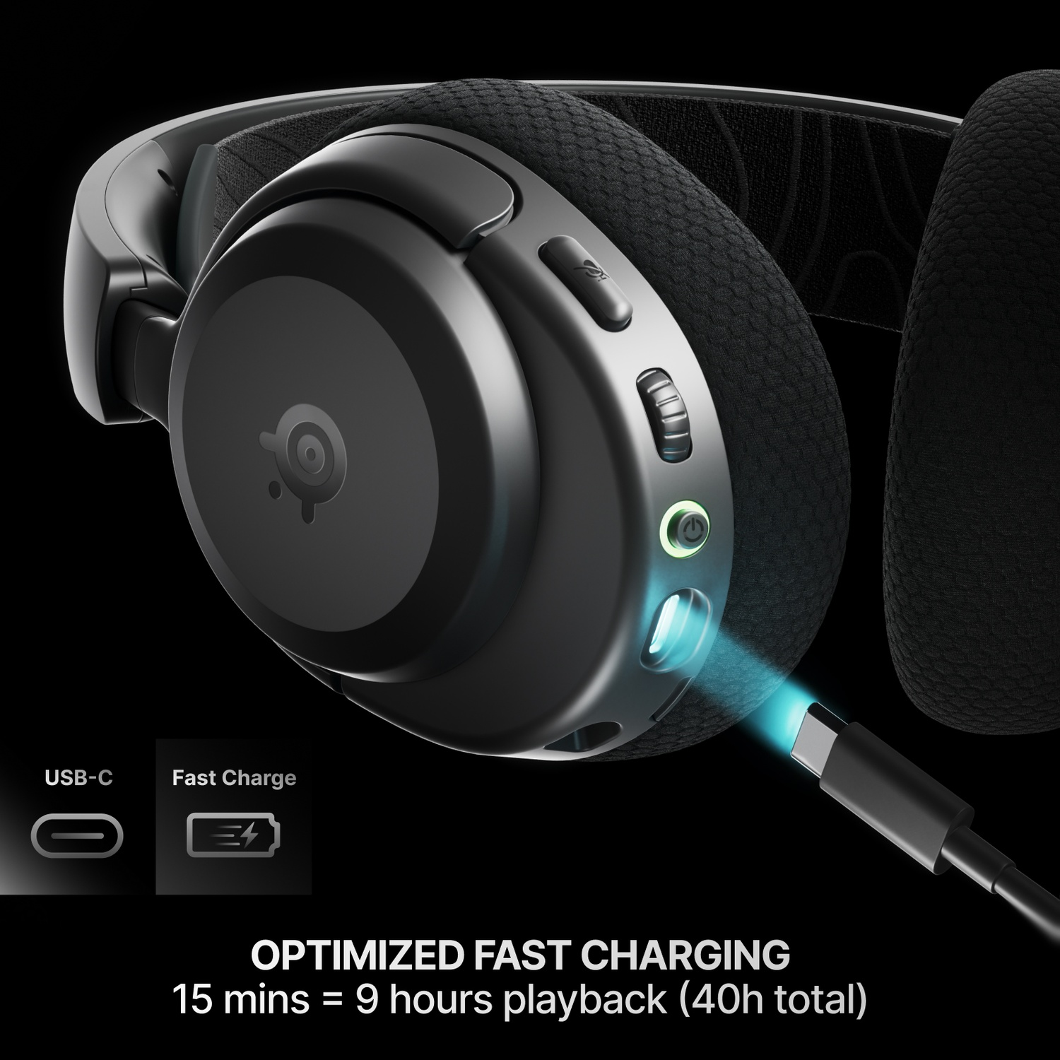 Casque noir se chargeant via câble USB-C. Charge rapide optimisée.