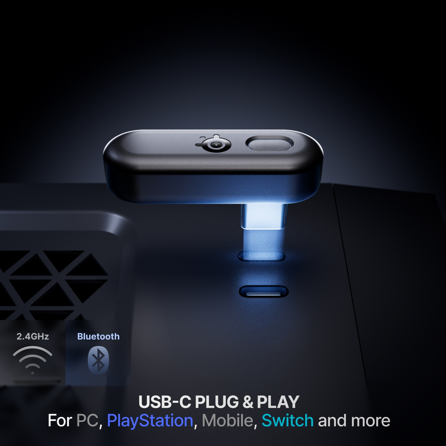 Un dongle USB-C noir avec logo SteelSeries se branche sur un port. Texte met en avant 2.4GHz, Bluetooth, Plug & Play.