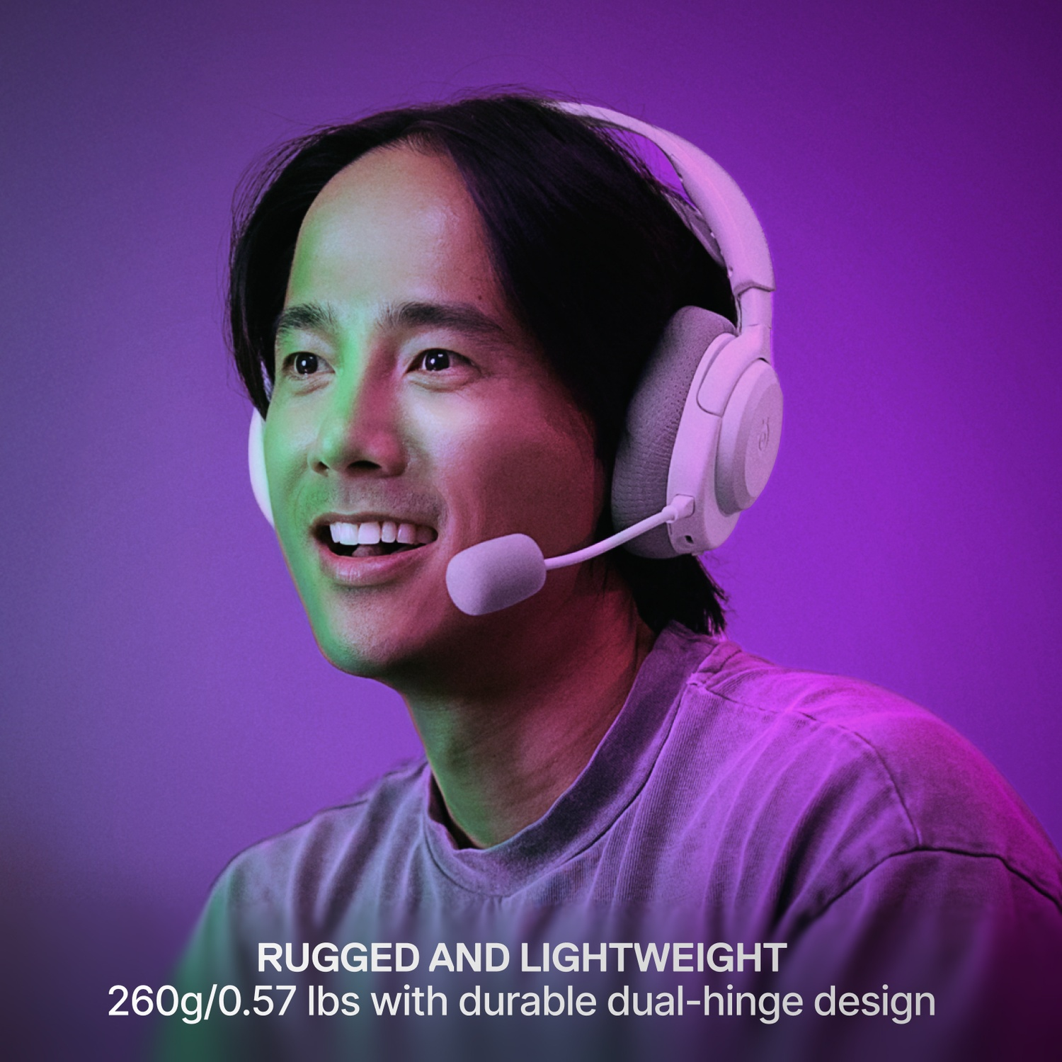 Un homme portant un casque blanc avec micro sur fond violet.