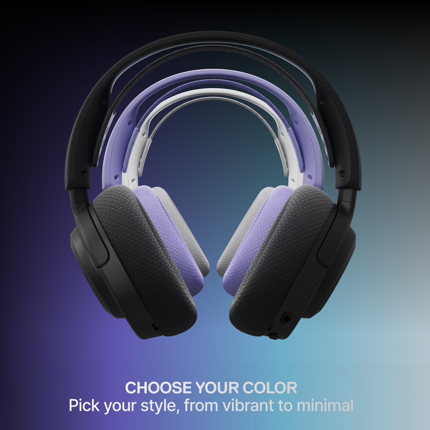 Plusieurs casques noirs, violets et gris empilés sur un dégradé.