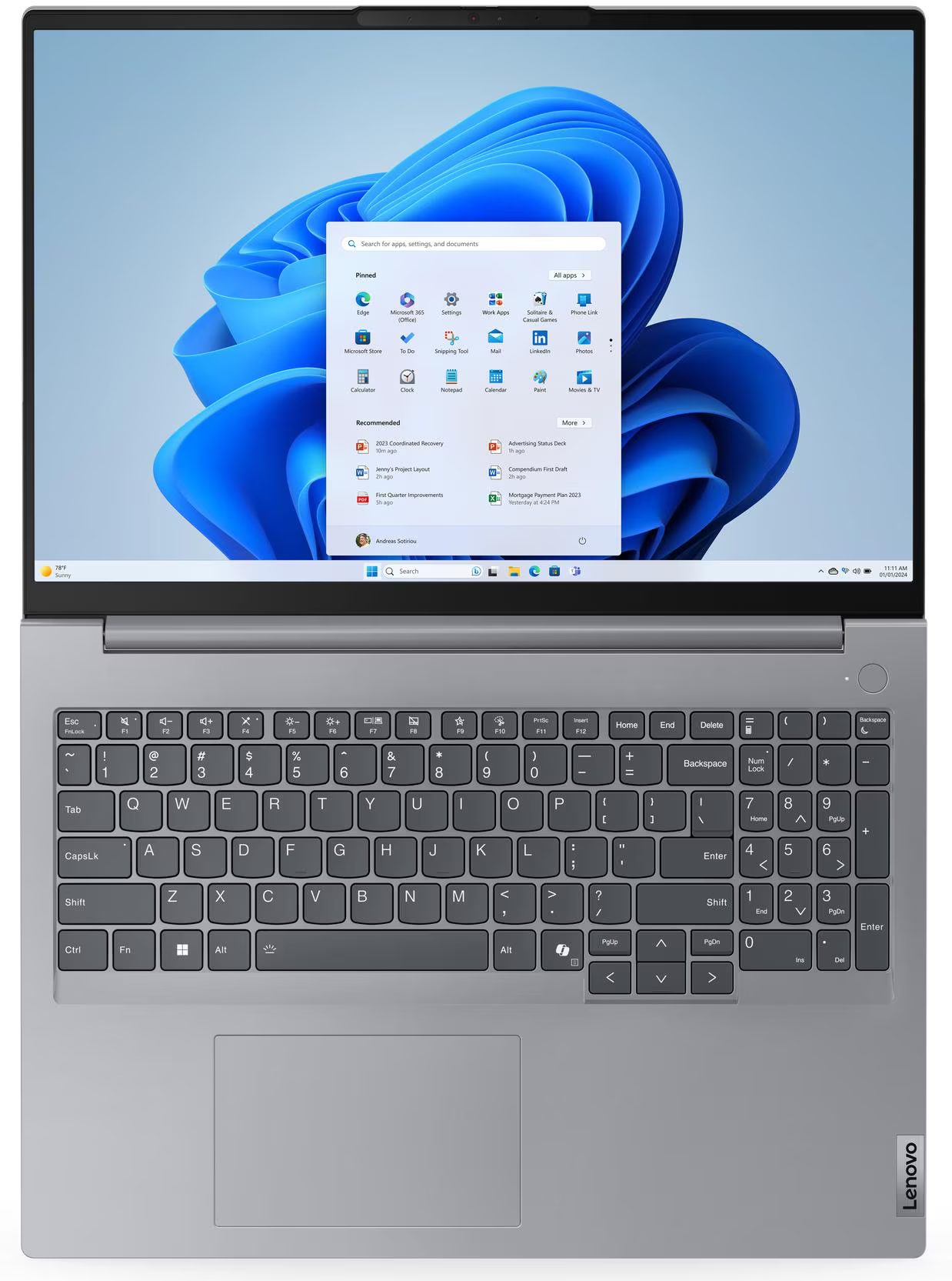 Egy laptop nyitott Windows 11 Start menüt mutat a képernyőn.