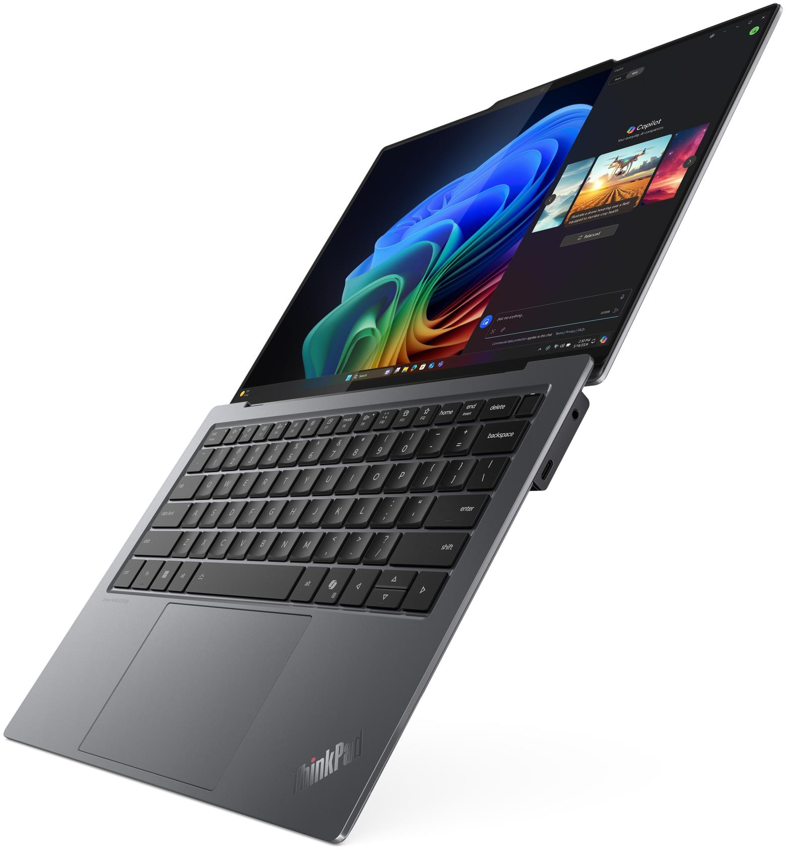 Egy szürke ThinkPad laptop nyitott képernyővel, színes háttérképpel és Copilot felülettel.