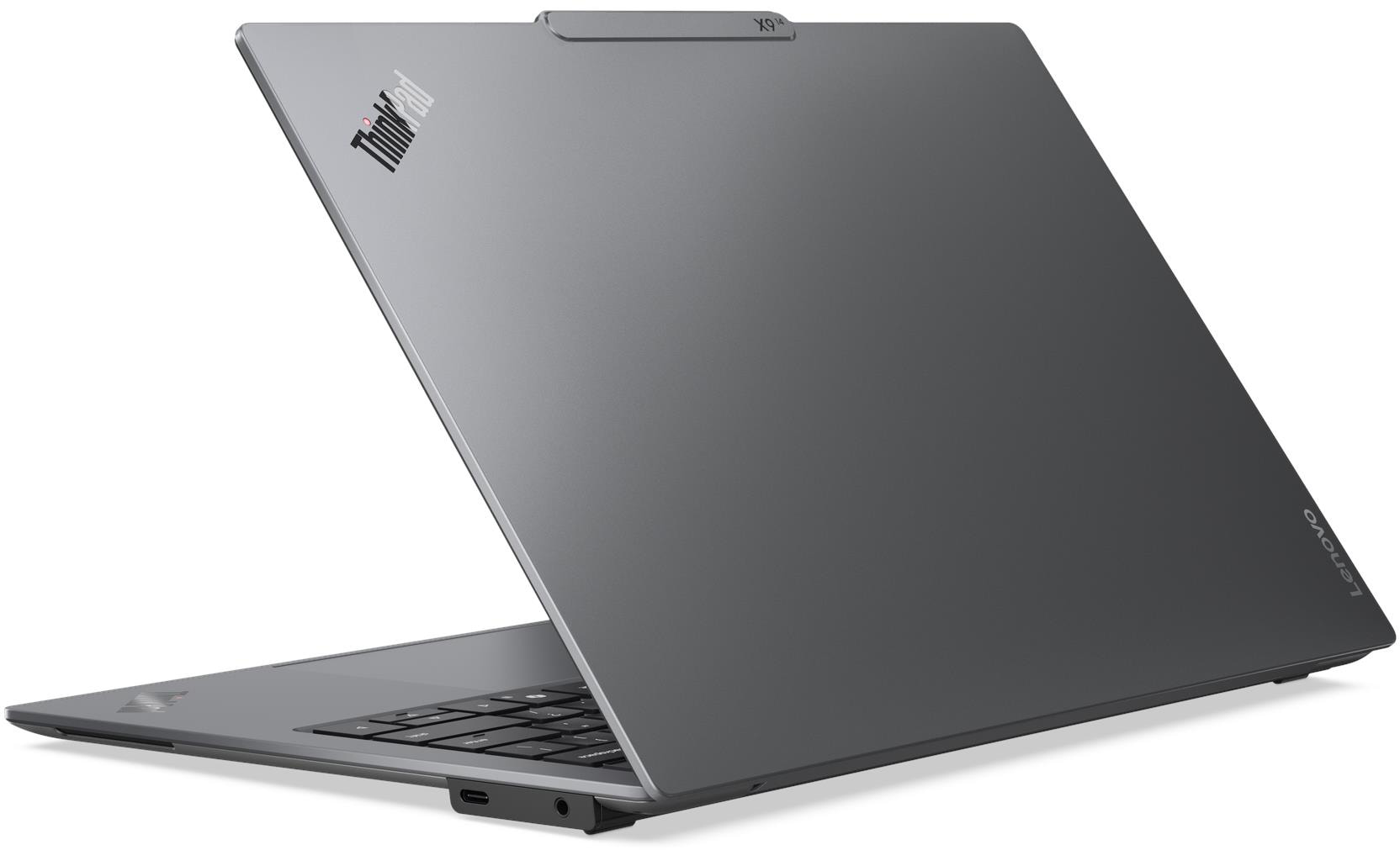 Szürke Lenovo laptop ThinkPad logóval, hátulról nézve.