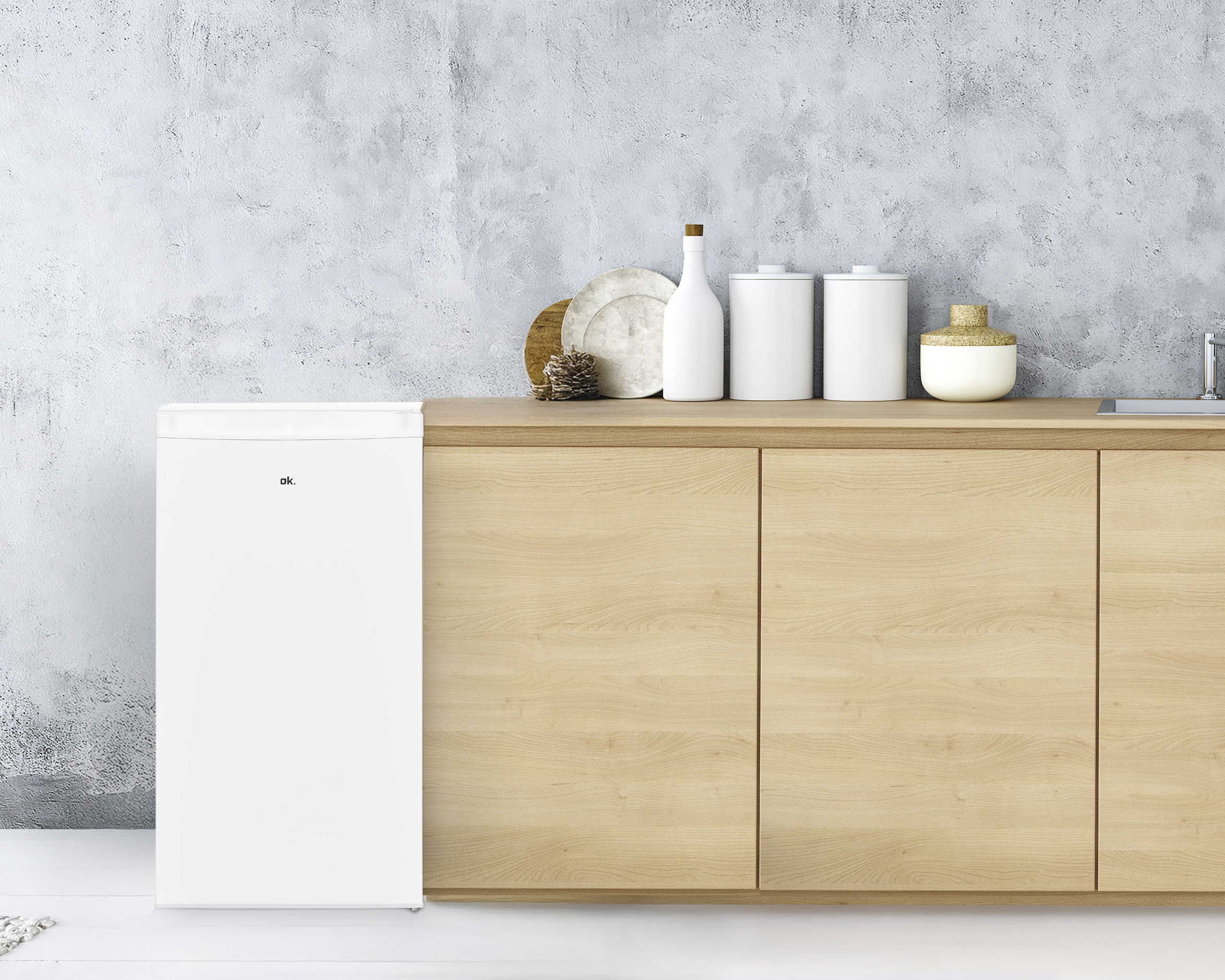 Ein weißer Kühlschrank steht neben einem Holzschrank mit Dekorationsgegenständen.