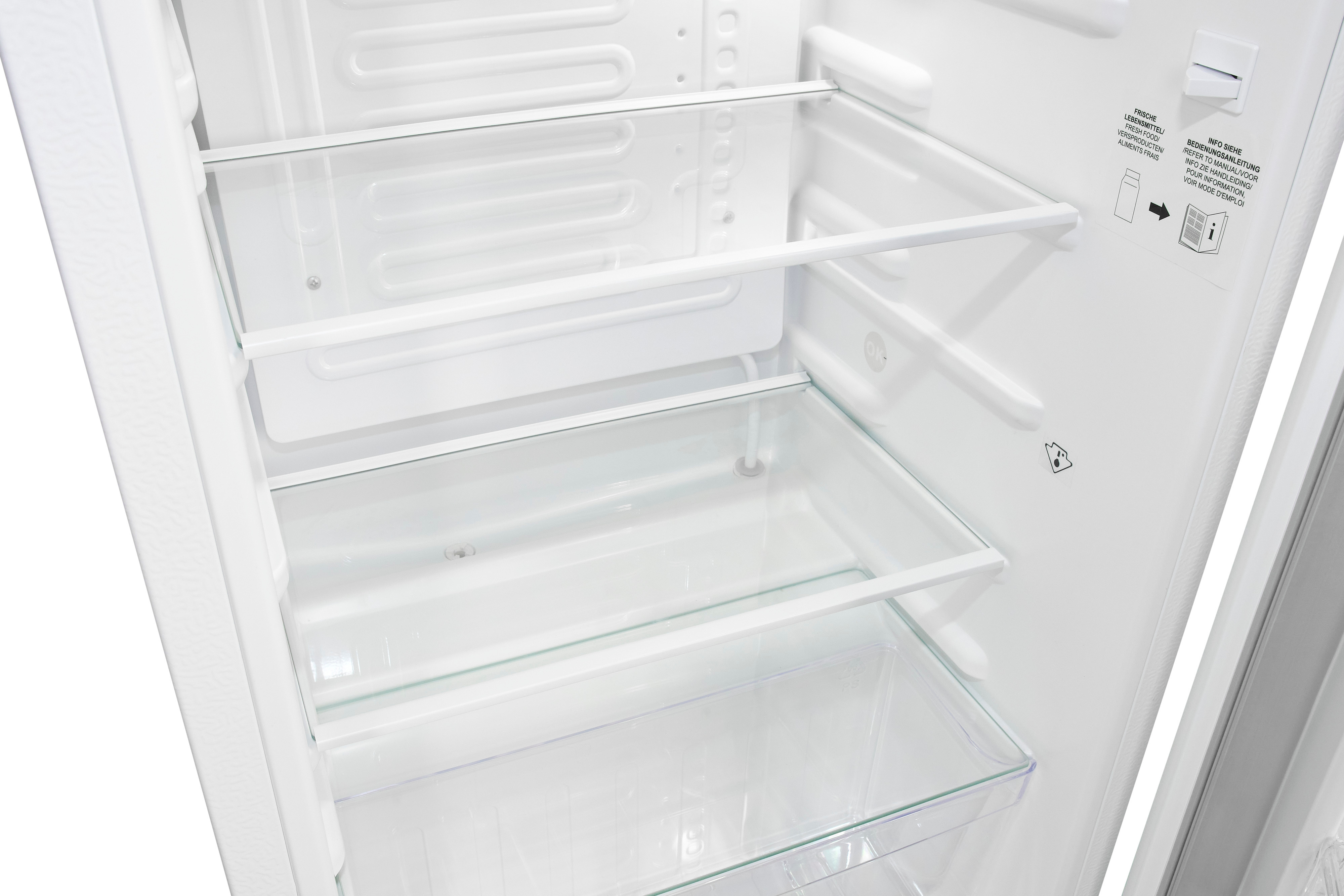 Leere weiße Kühlschrankregale mit Glasböden und einer Schublade.