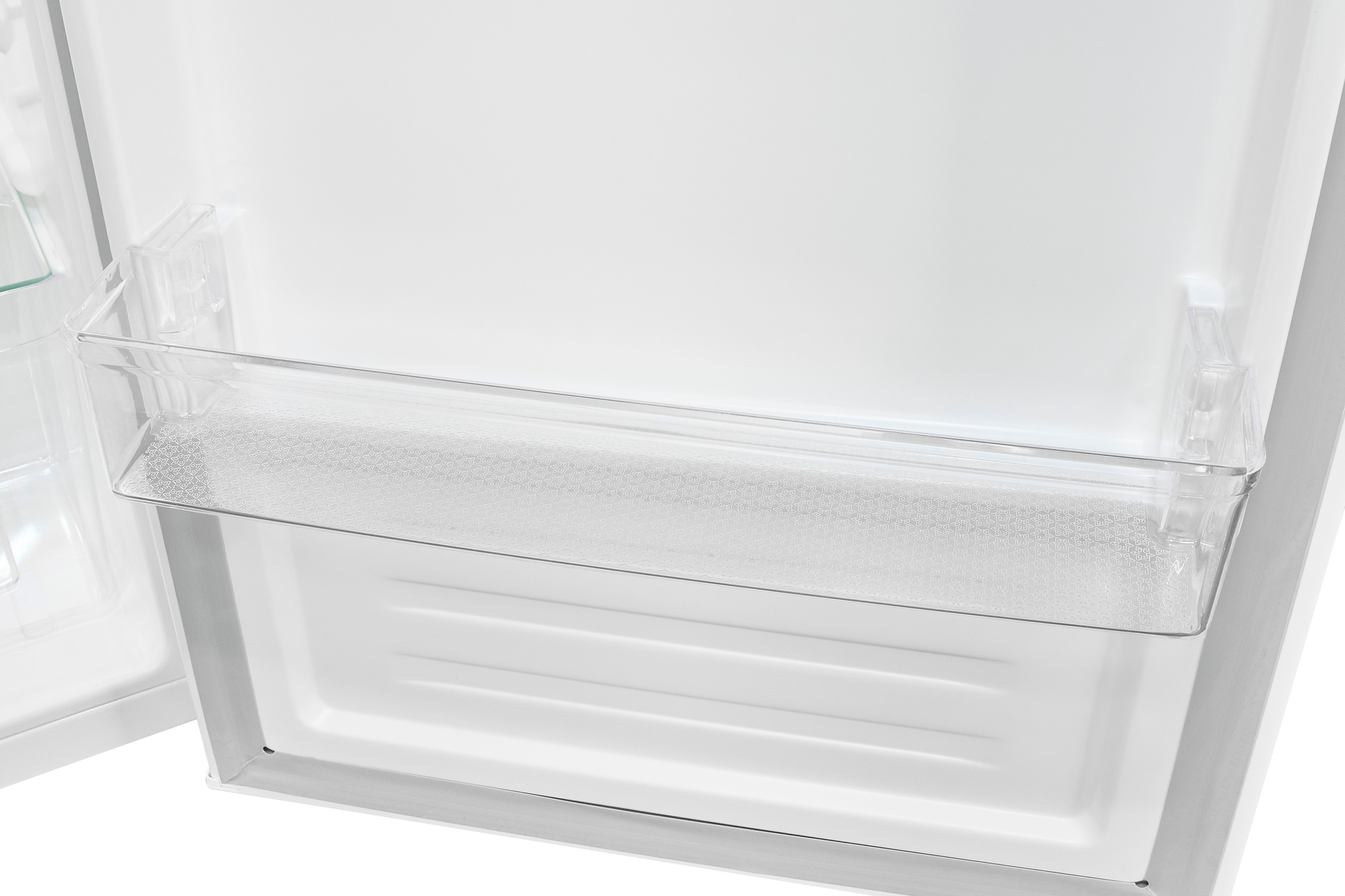 Ein leerer Kühlschrank mit einer durchsichtigen Schublade und weißen Regalen.
