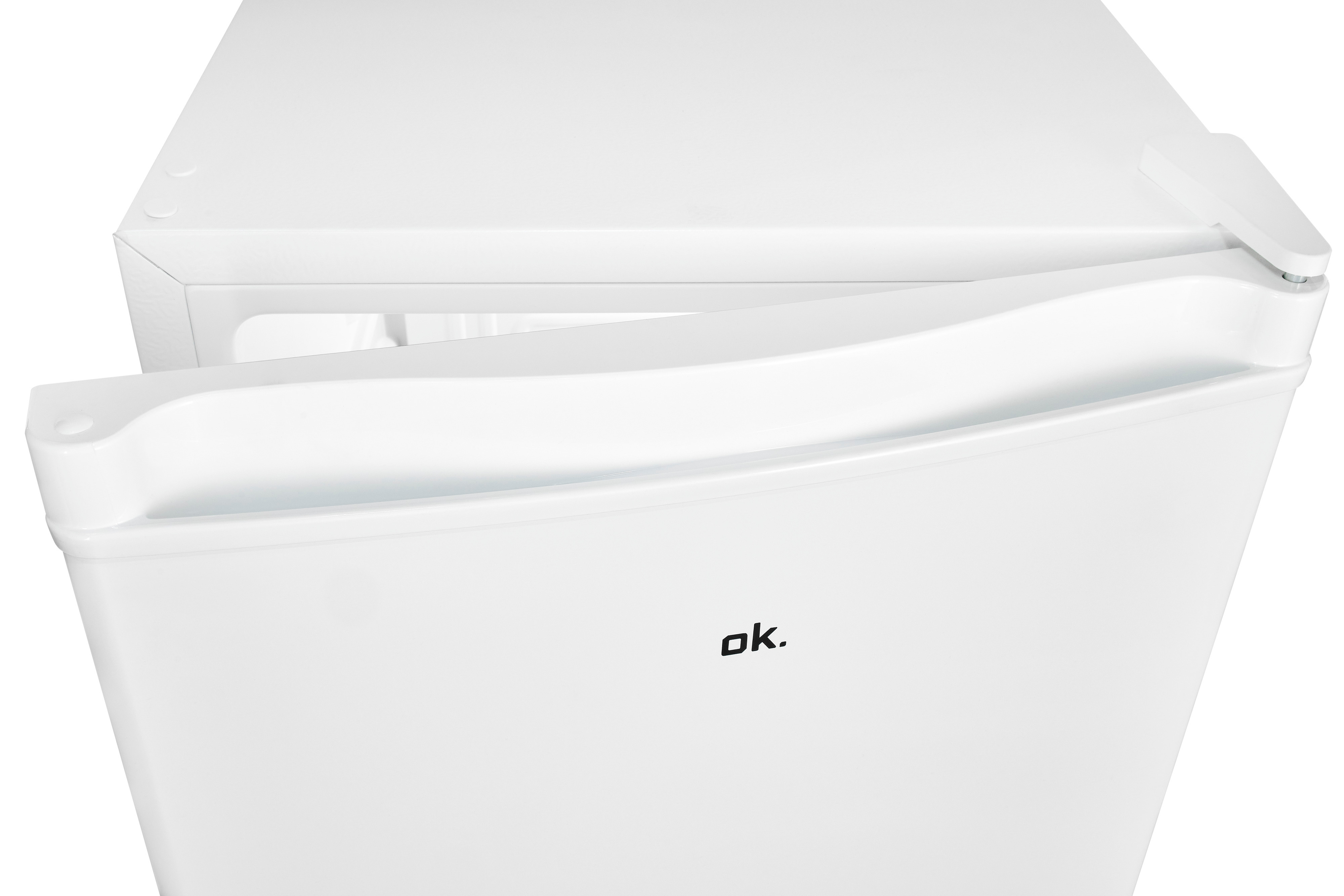 Ein weißer Kühlschrank mit leicht geöffneter Tür und dem Logo "ok."