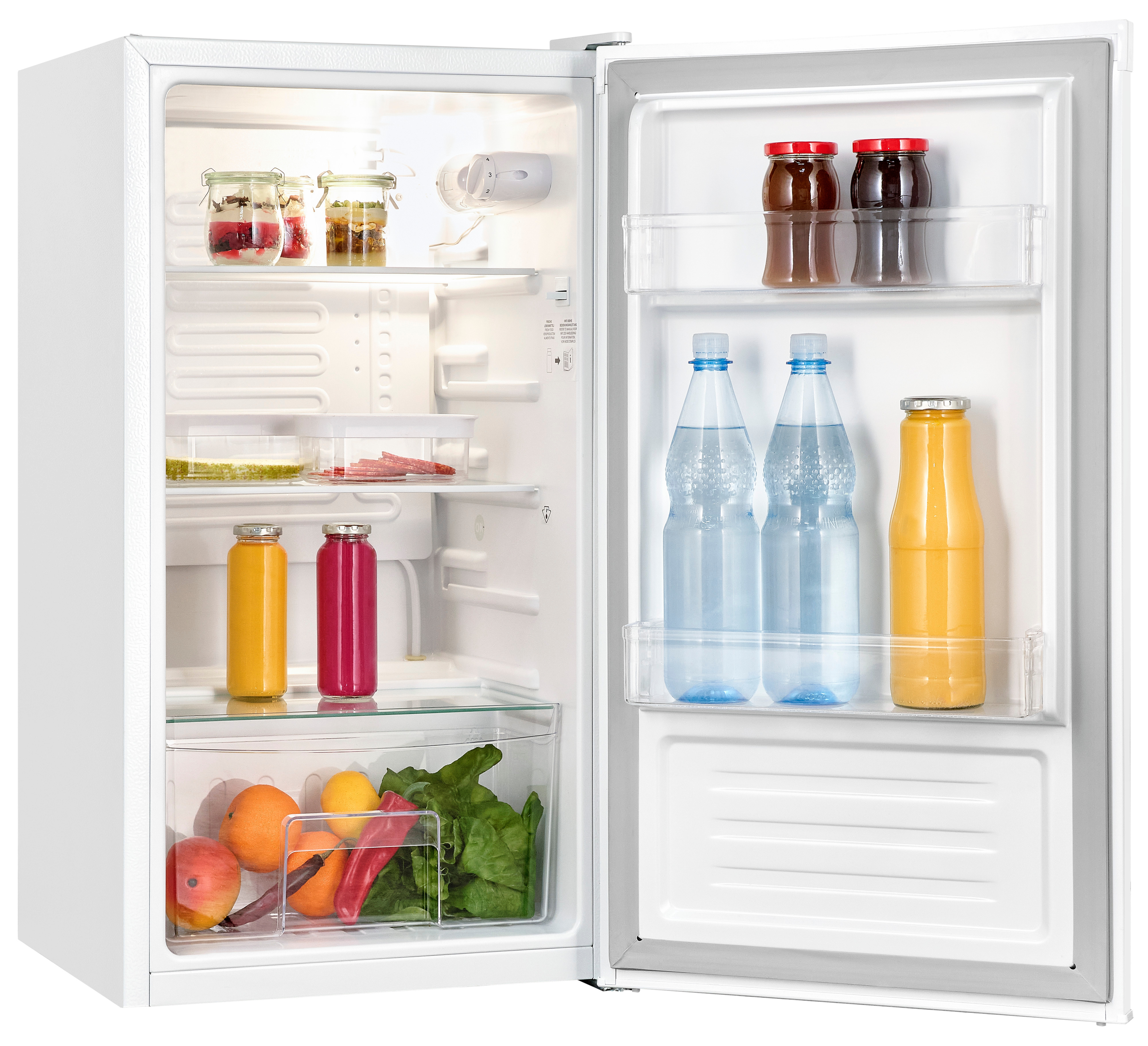 Ein offener weißer Kühlschrank mit Lebensmitteln wie Obst, Gemüse, Flaschen und Gläsern.