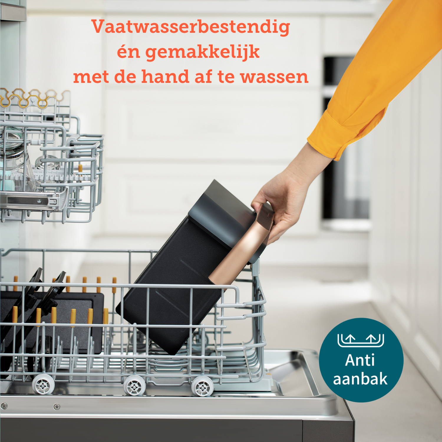 Hand plaatst zwart object in vaatwasser. Tekst in het Nederlands.