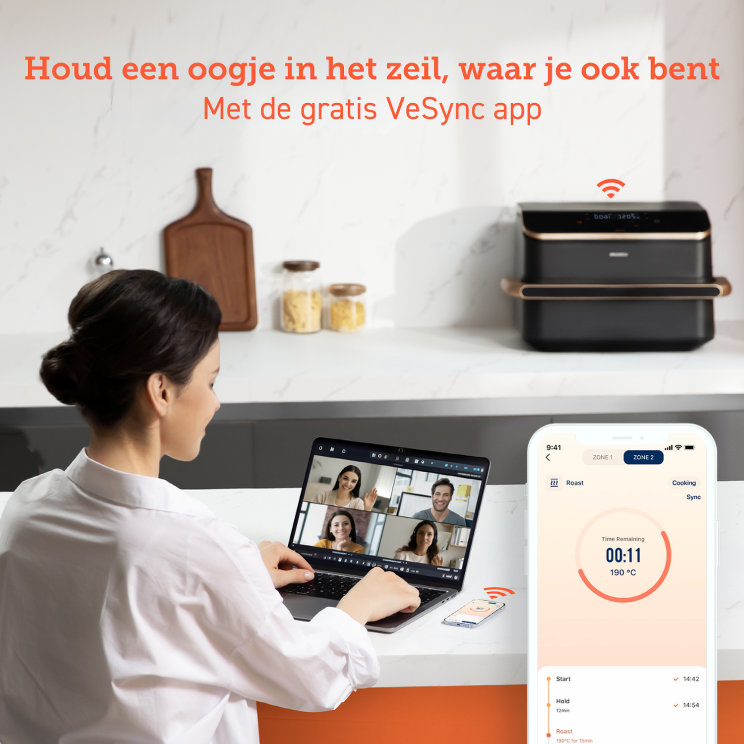 Een vrouw kijkt naar laptop met videogesprek, naast apparaat en smartphone.