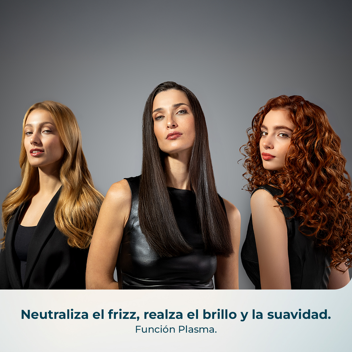 Tres mujeres con diferentes peinados y atuendos sobre fondo gris.
