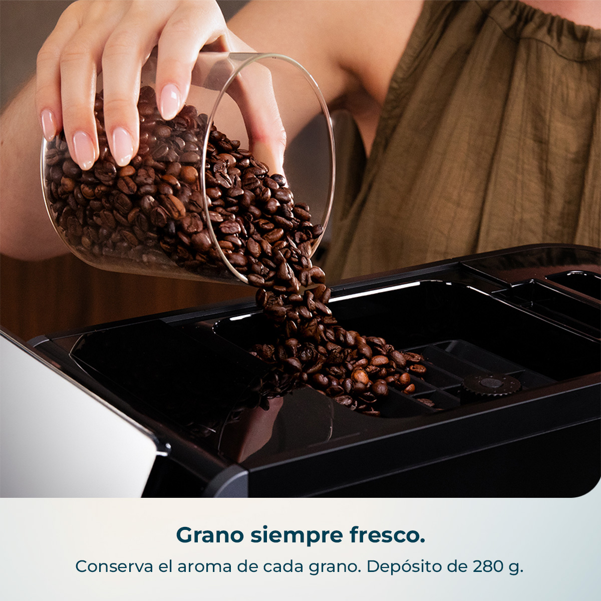 Los granos de café se vierten de un vaso a una cafetera.