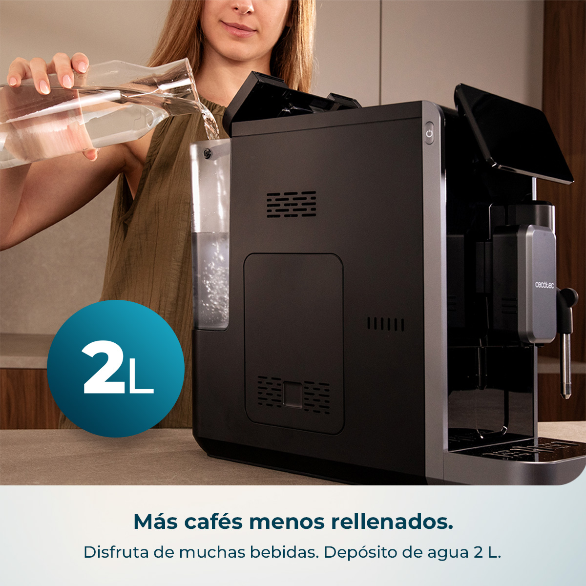 Una mujer llena una cafetera con depósito de 2L.