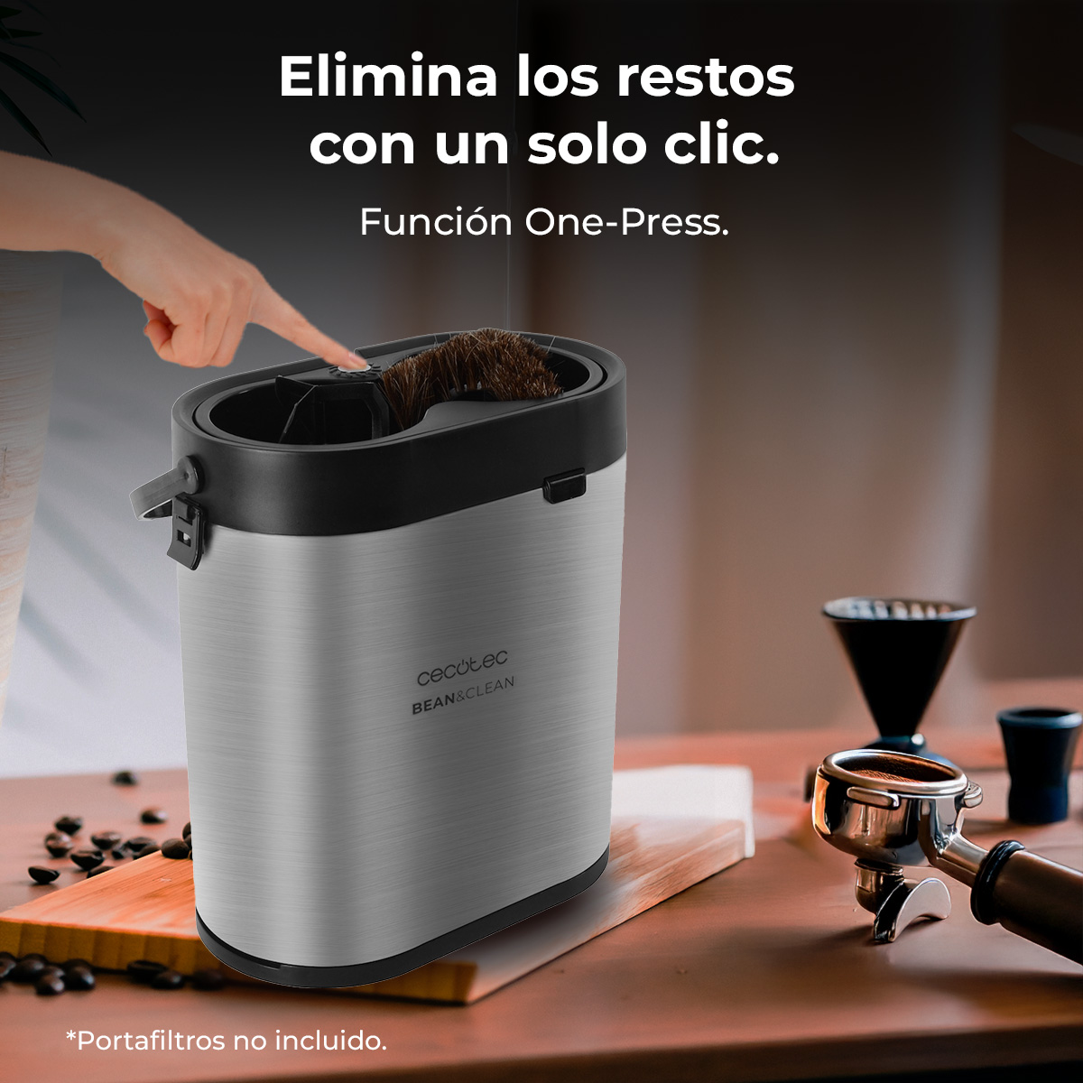 Una mano presiona un botón en un contenedor plateado de granos de café. Preparación de café.