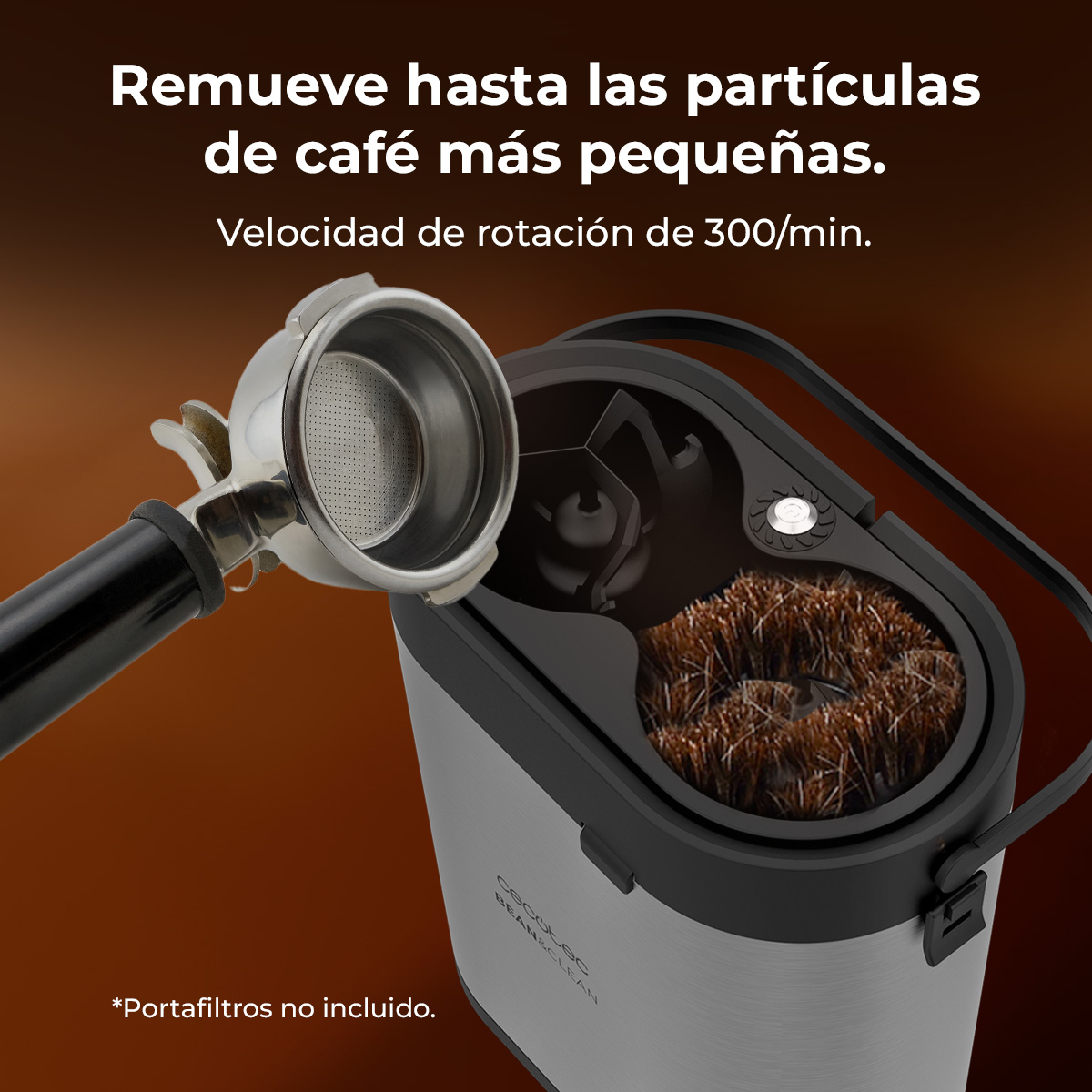 Limpiador de posos de café con portafiltro y cepillo giratorio.