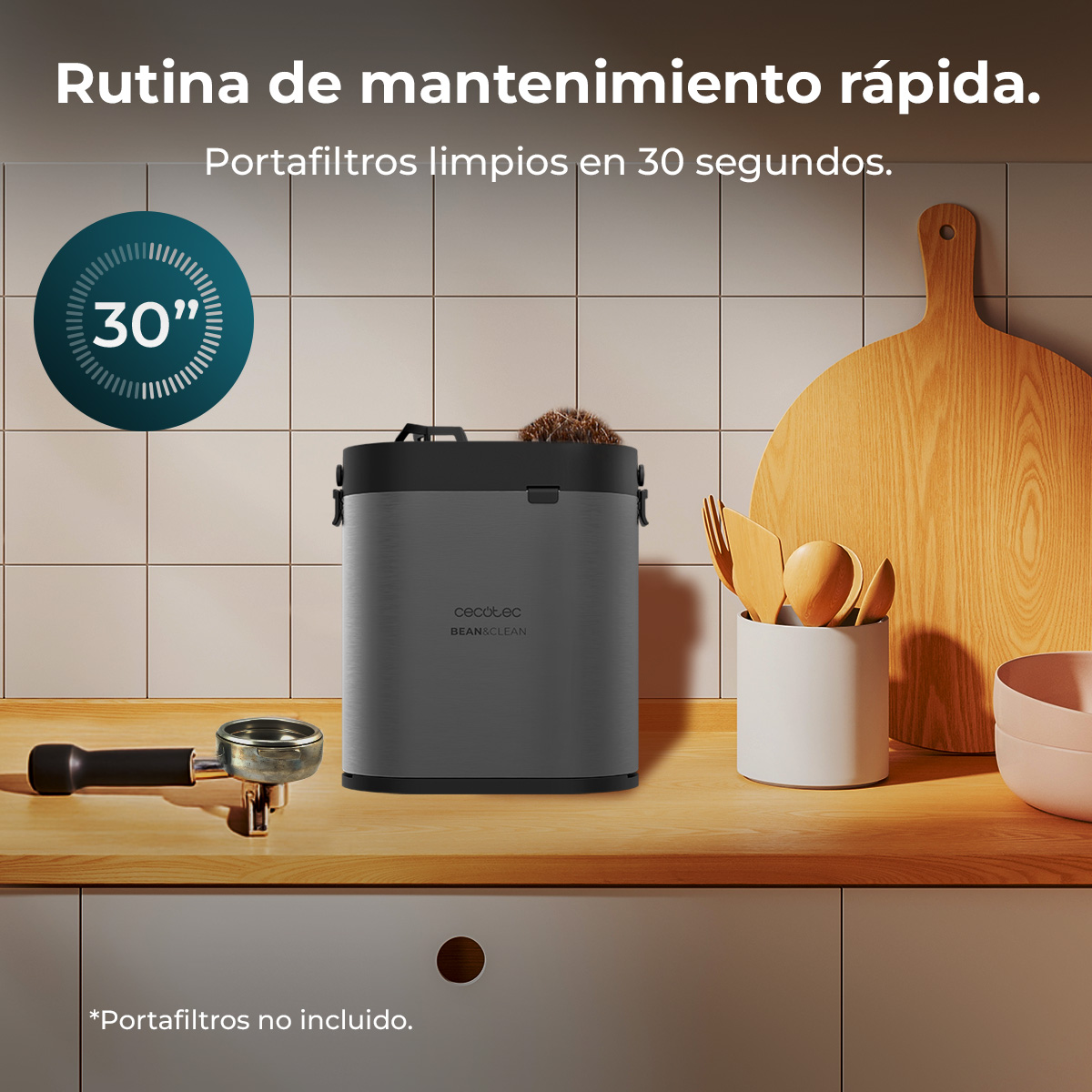 Un contenedor de posos de café gris está en una encimera junto a un portafiltro.
