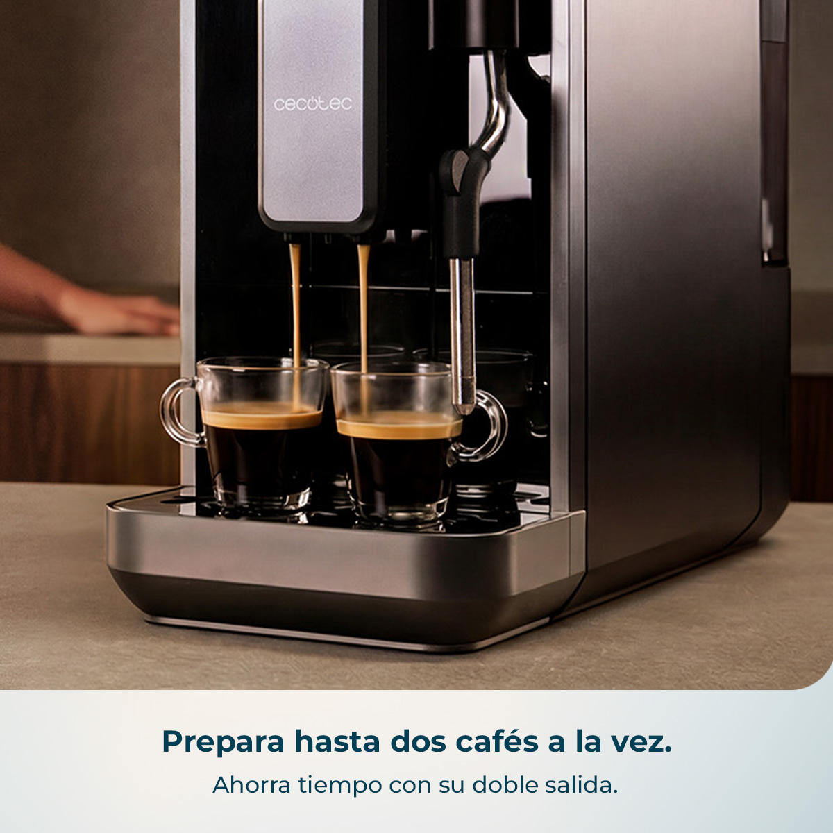 Una cafetera prepara dos espressos en tazas de cristal. Fondo desenfocado.