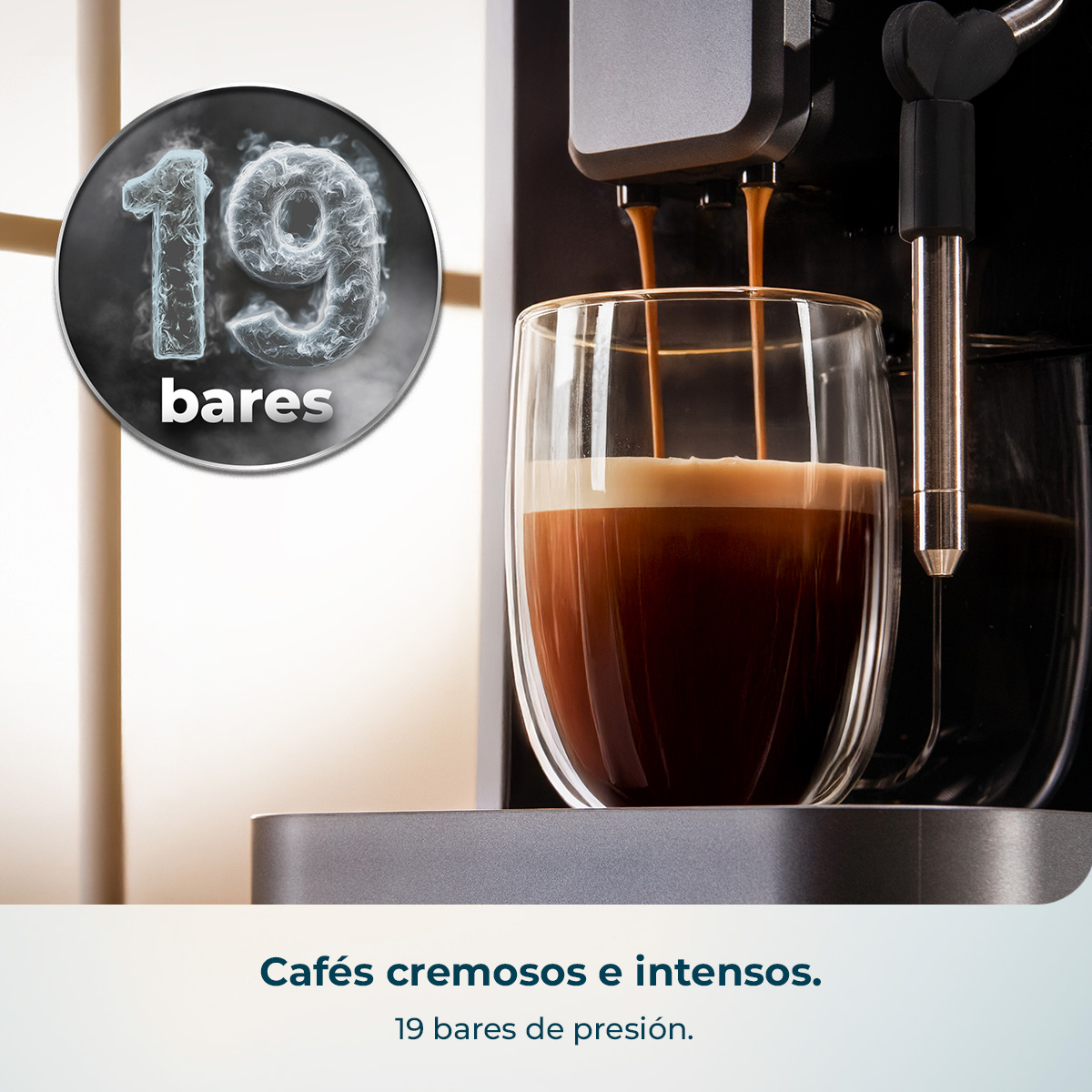Cafetera prepara espresso en un vaso; 19 bares de presión.