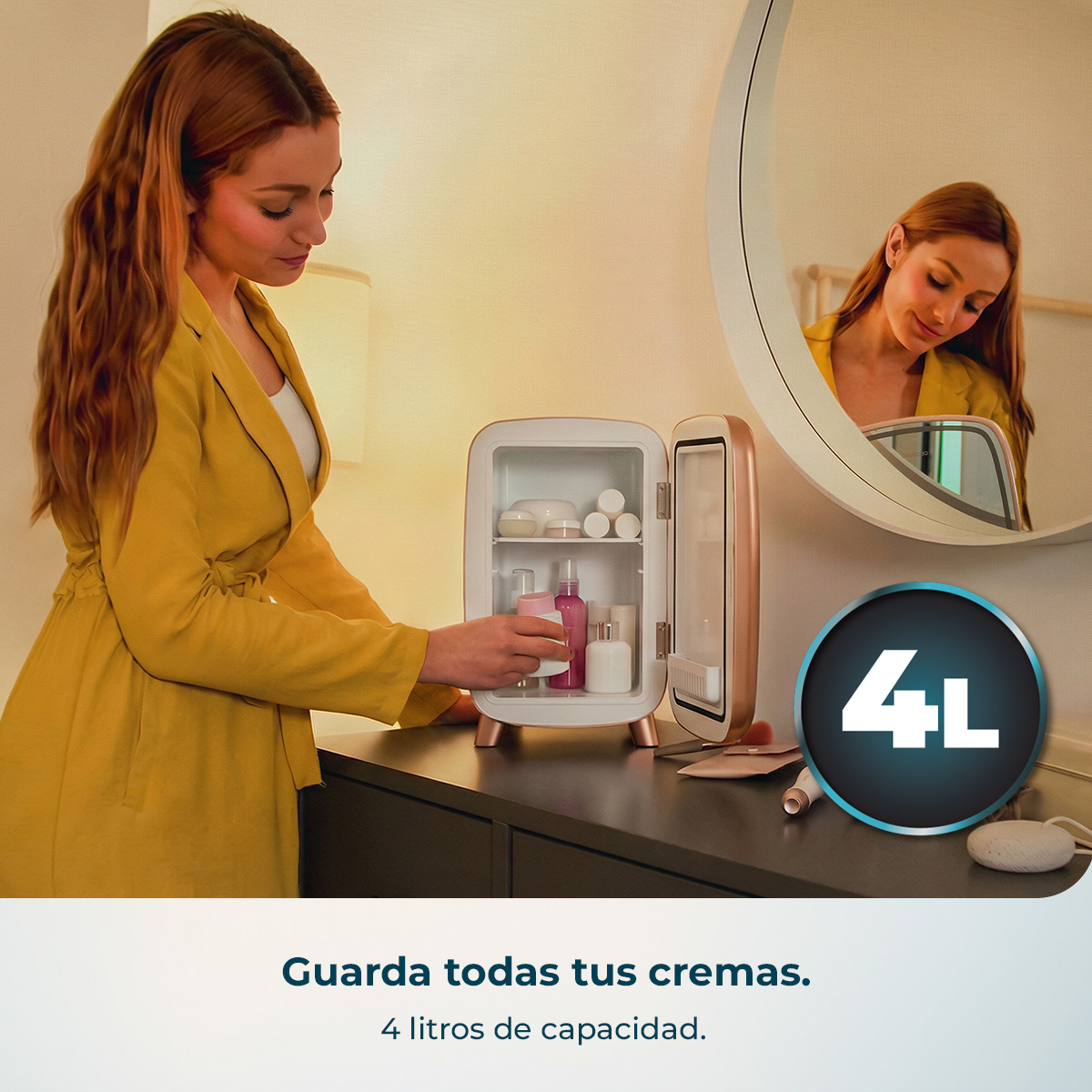 Una mujer pone una botella en un pequeño refrigerador cosmético.