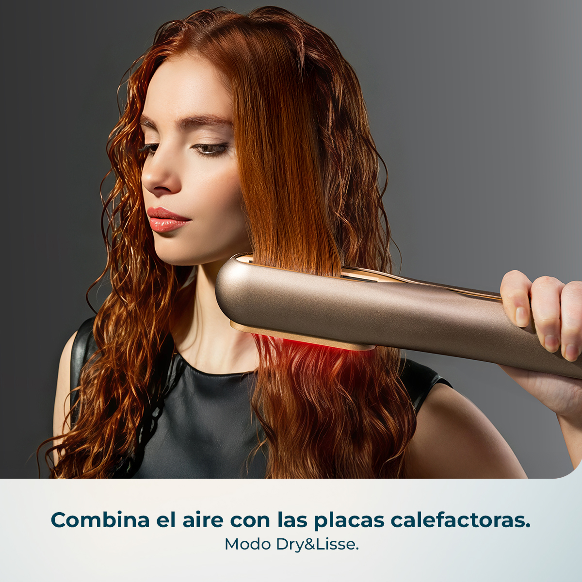 Una mujer pelirroja usa una plancha dorada con luz roja.