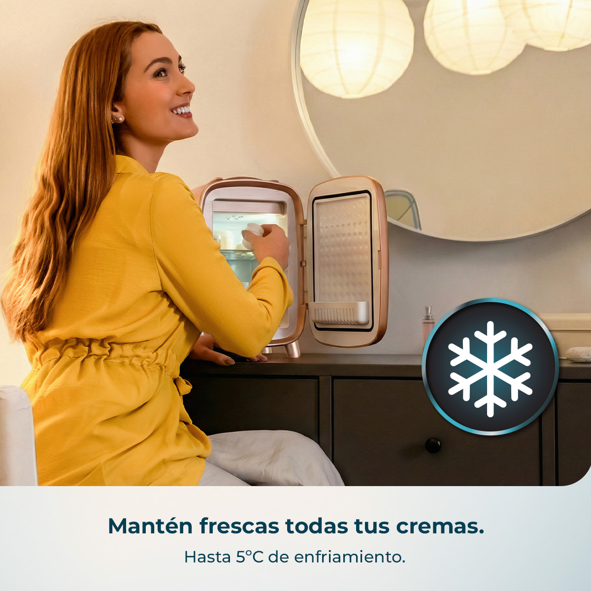 Una mujer saca una crema de un pequeño refrigerador.