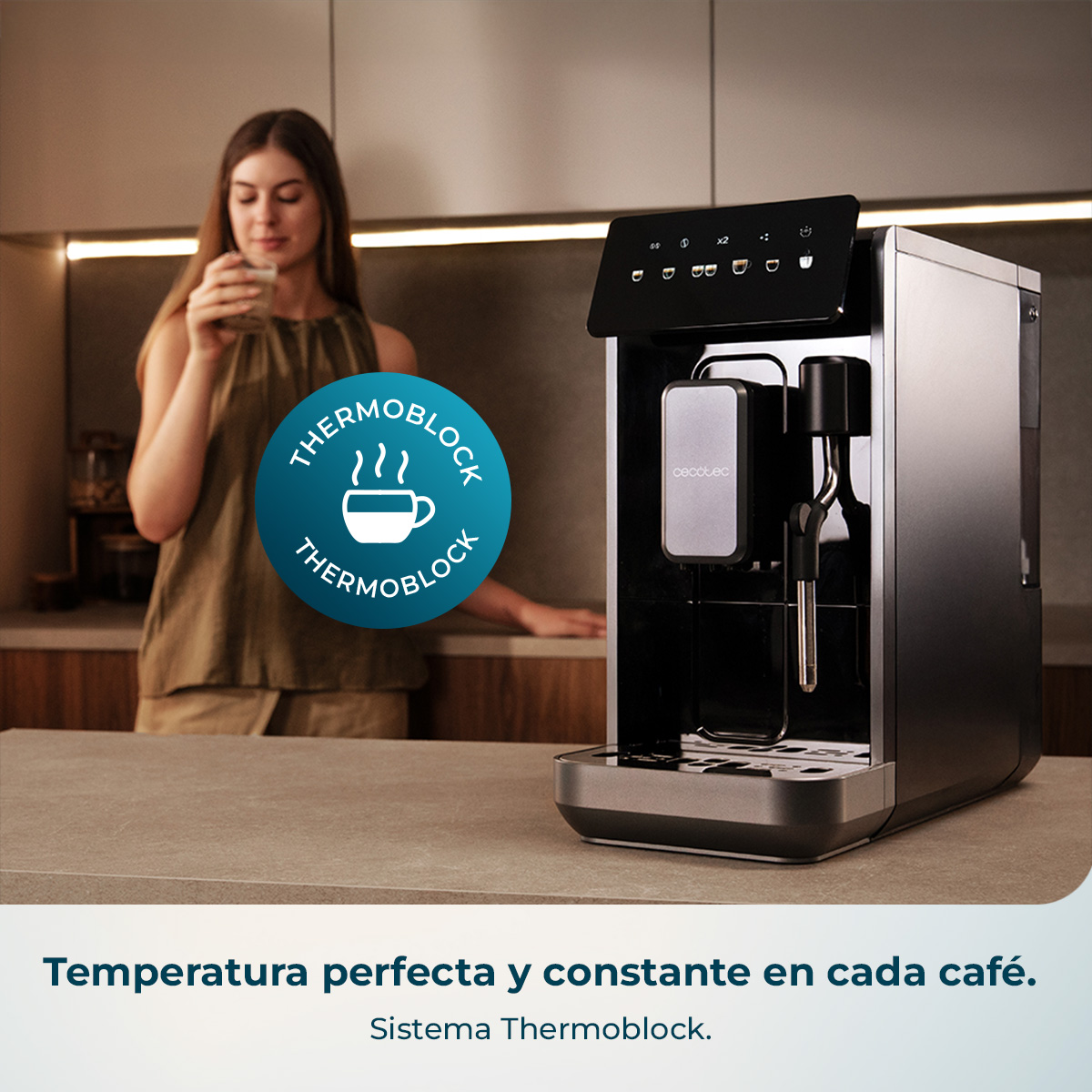 Una mujer bebe café junto a una moderna cafetera con logo Thermoblock.