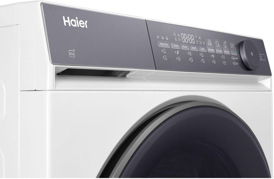 Primo piano di una lavatrice Haier bianca con pannello di controllo digitale e oblò scuro.