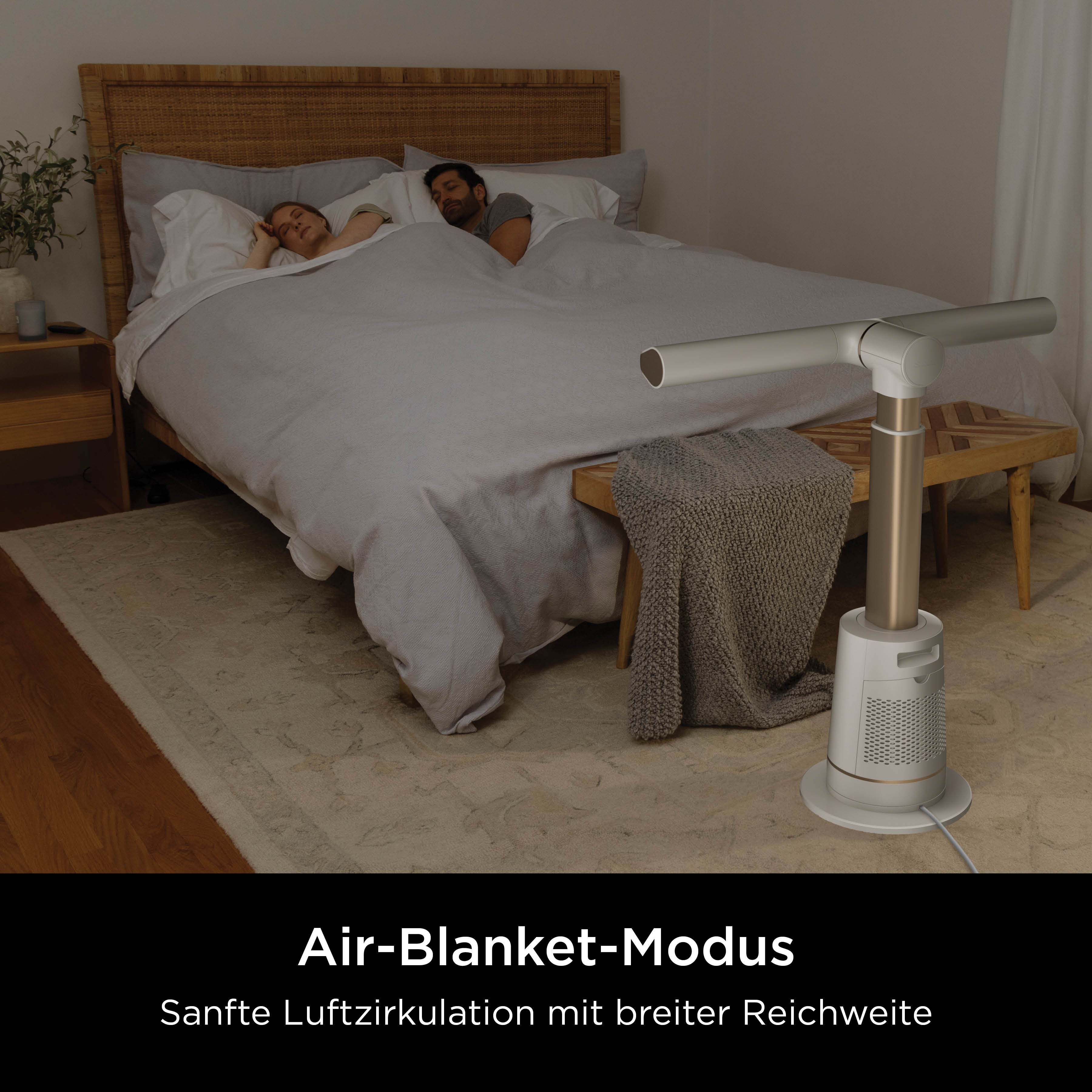 Ein Paar schläft im Bett, ein Ventilator steht daneben.