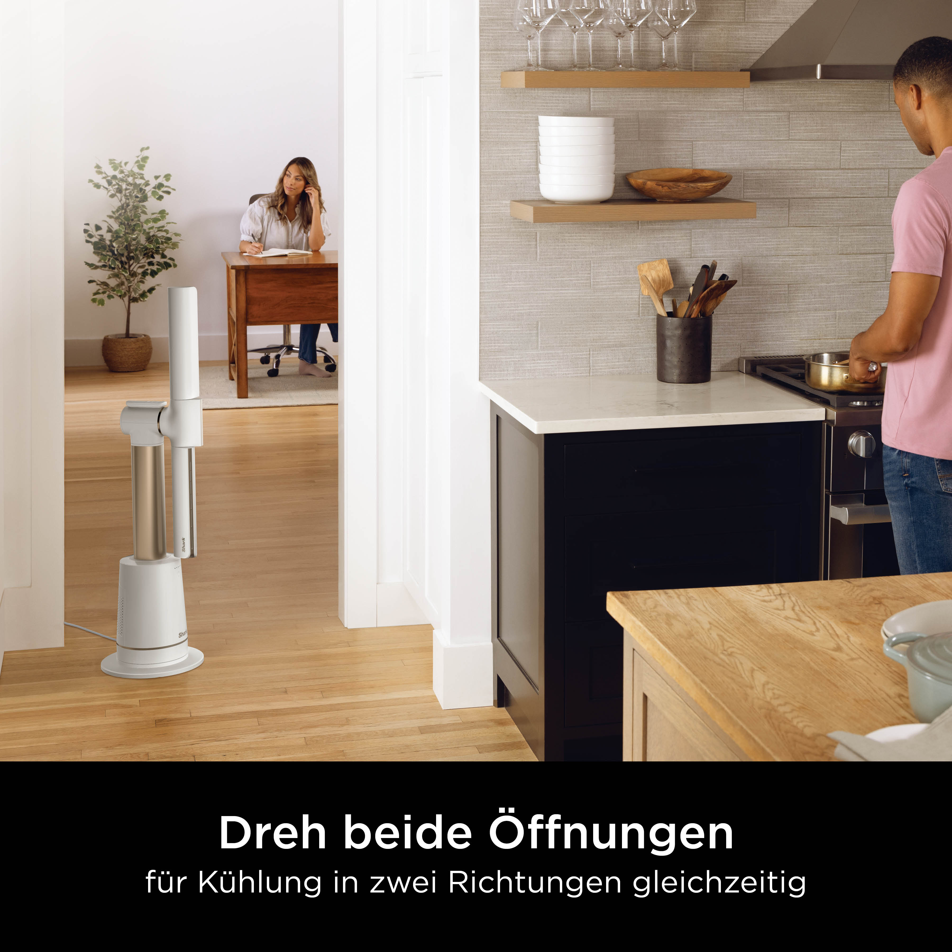 Ein Mann kocht in einer Küche, eine Frau sitzt am Schreibtisch.