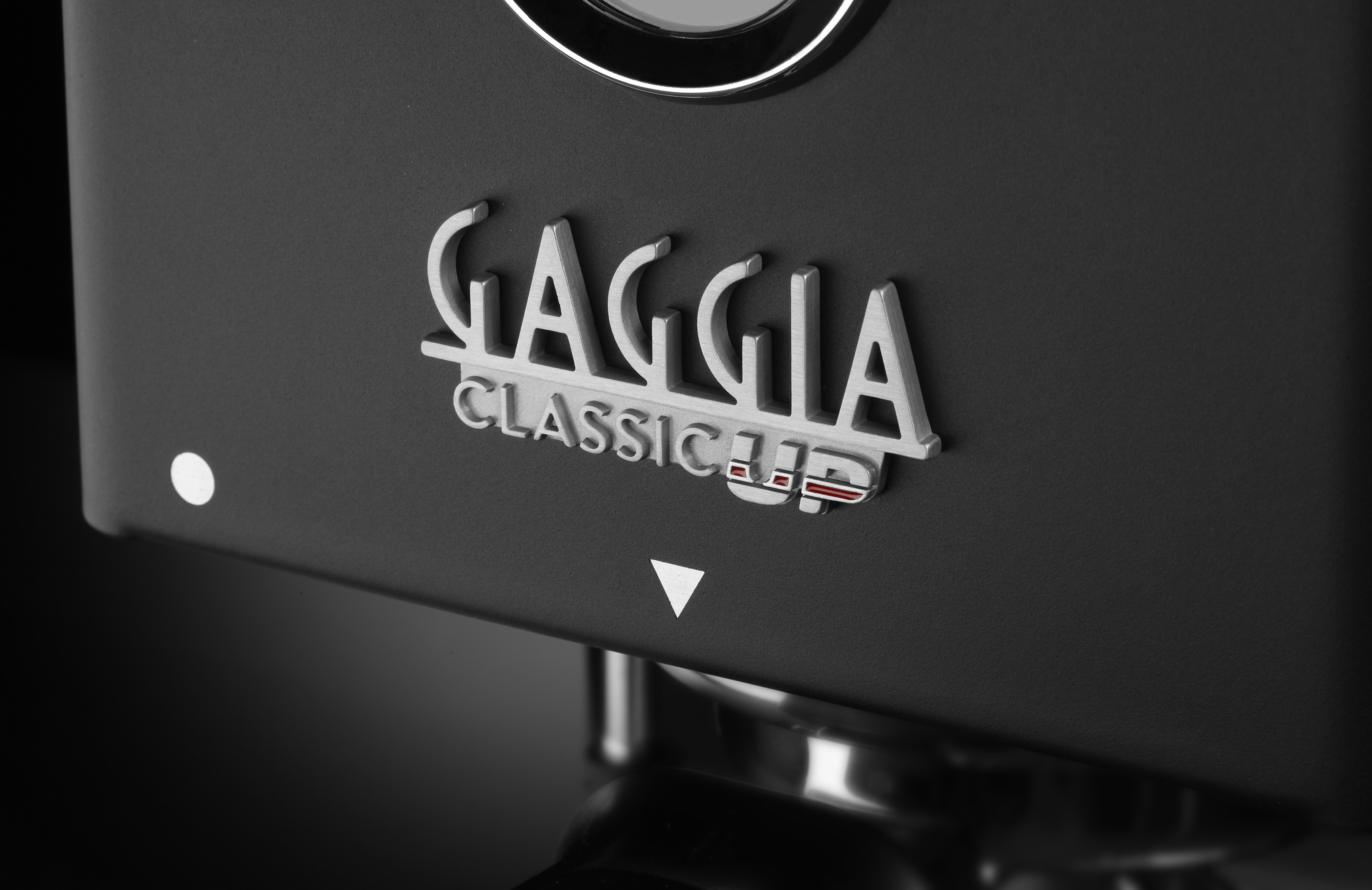 Eine Nahaufnahme einer schwarzen Espressomaschine mit Gaggia Classic Schriftzug.