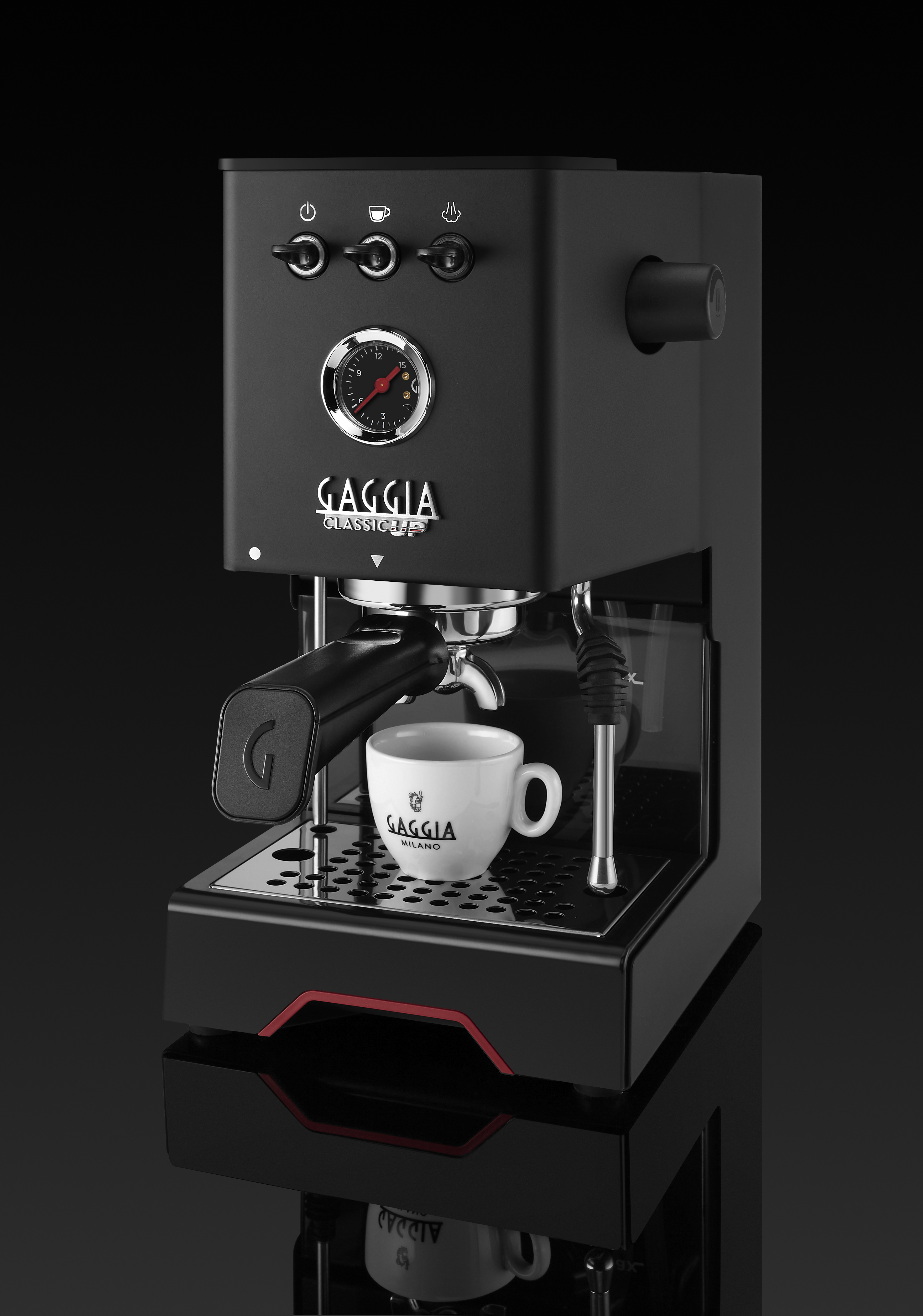 Schwarze Gaggia Espressomaschine mit weißer Tasse unter dem Siebträger.