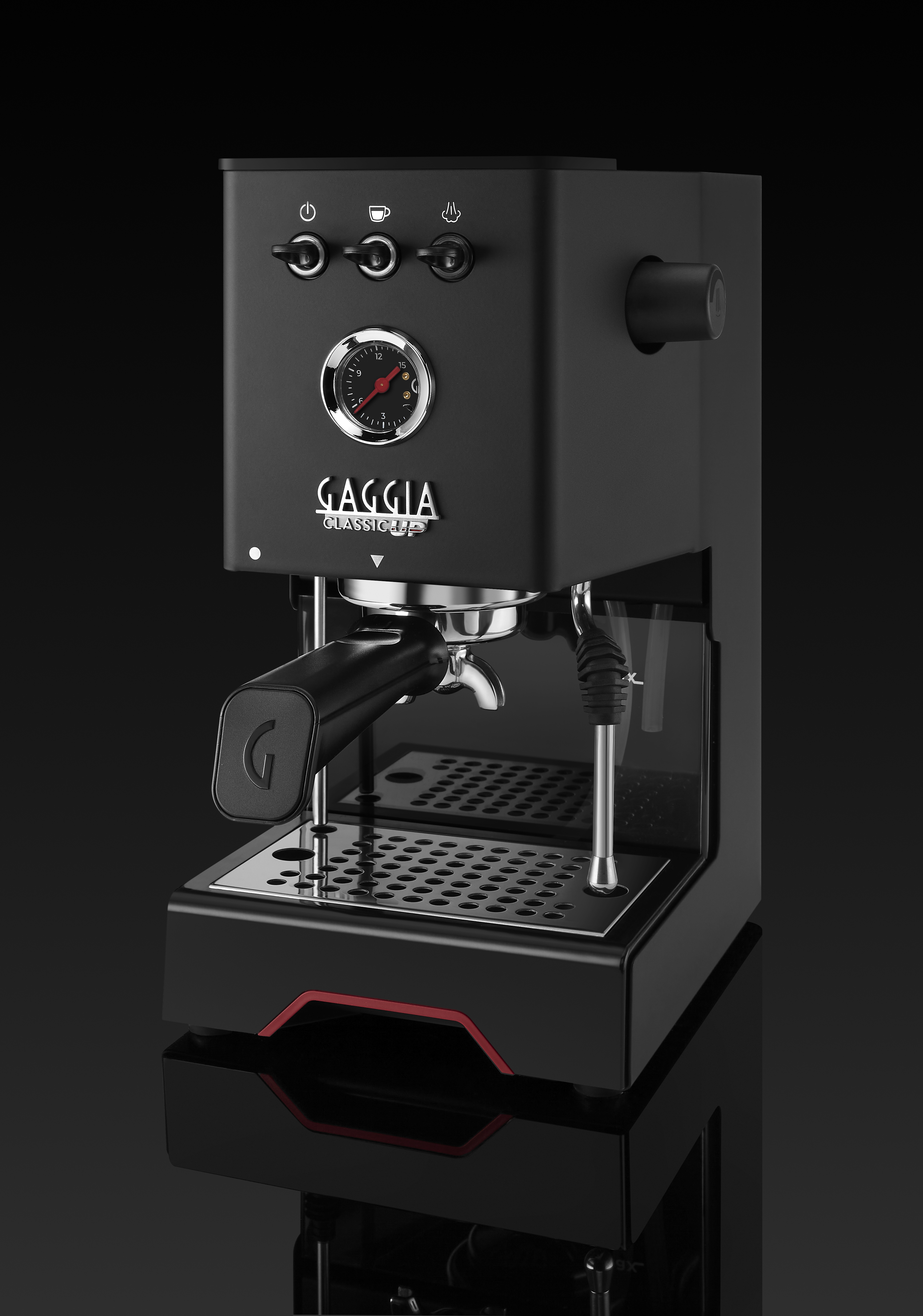 Schwarze Espressomaschine mit Chromdetails und Manometer.