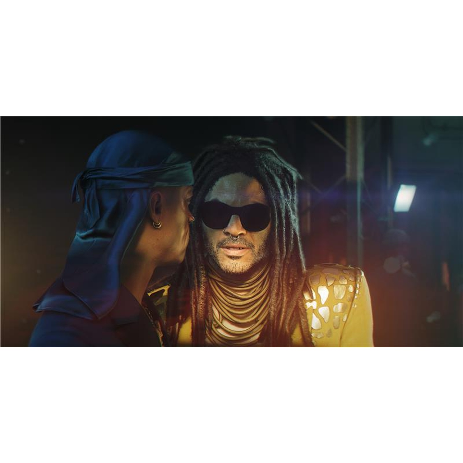 Twee mannen, één met hoofddoek, de ander met zonnebril en dreadlocks.