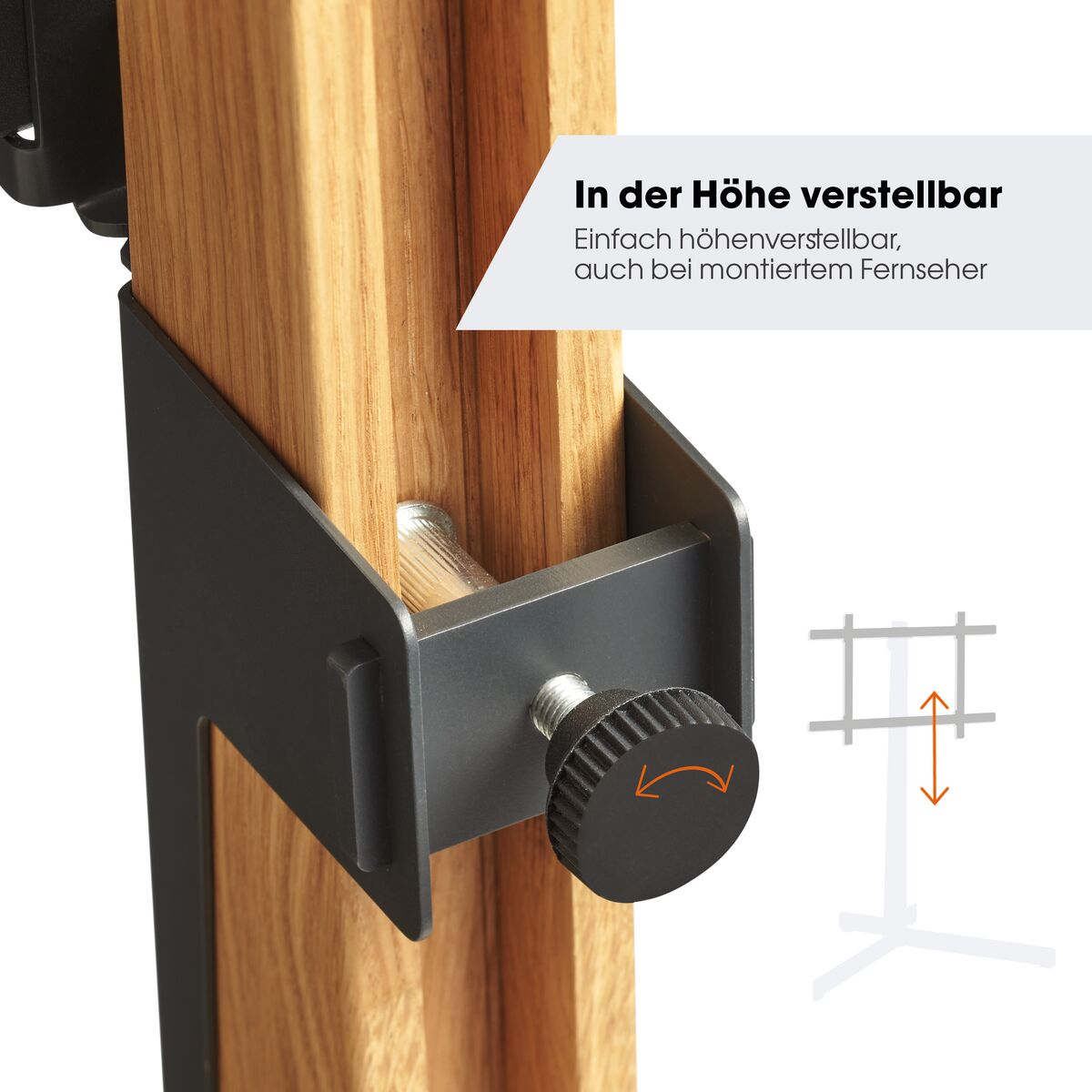 Höhenverstellbarer Halter mit schwarzem Rändelknopf an Holzpfosten.