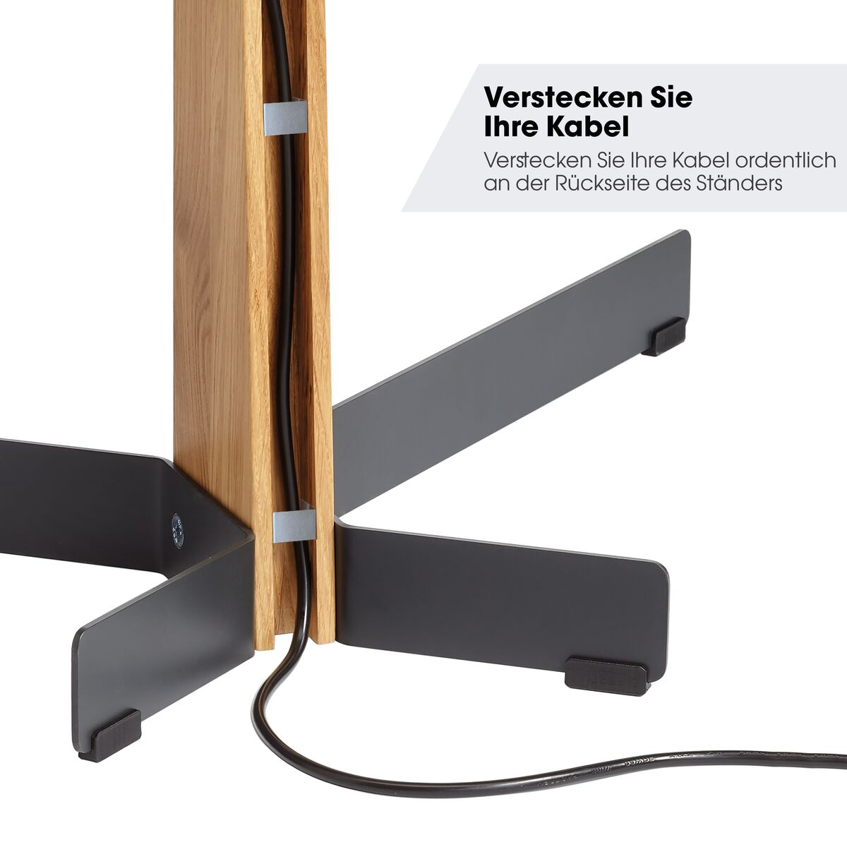 Ein schwarzes Kabel verläuft an der Seite eines Holzständers mit Metallfuß.