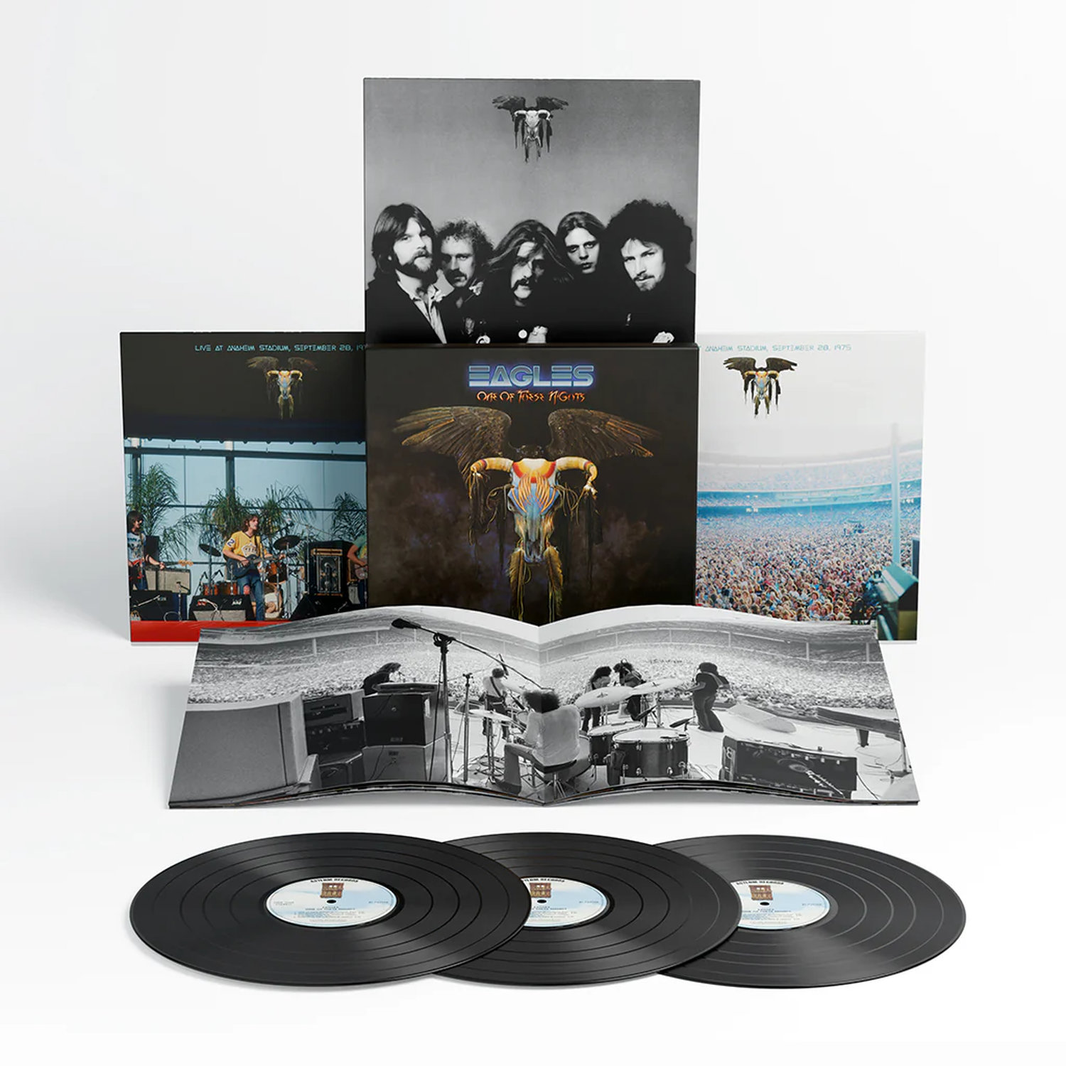 Eagles albumhoezen en vinylplaten: bandportret, concert en stadion.