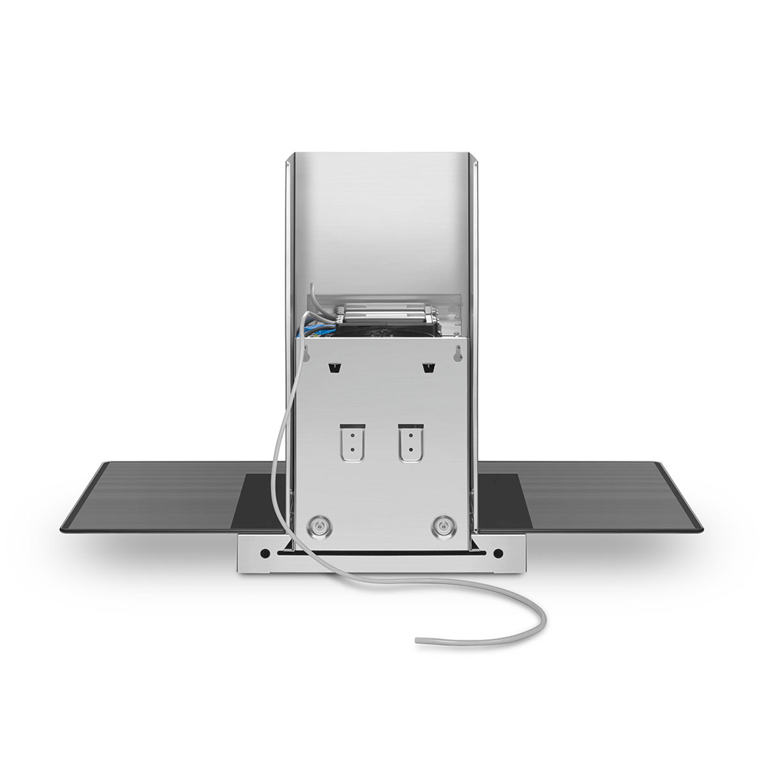 Un computer argentato con una mensola nera e un cavo grigio.