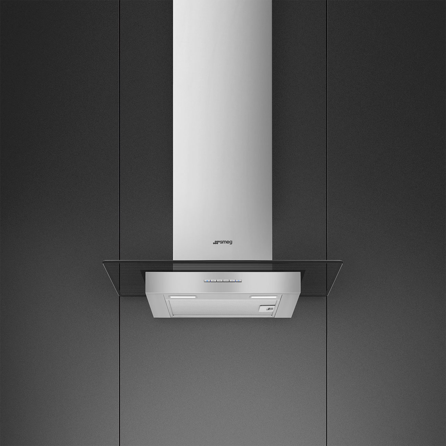 Una moderna cappa aspirante in acciaio inox con mensola in vetro su parete grigio scuro.