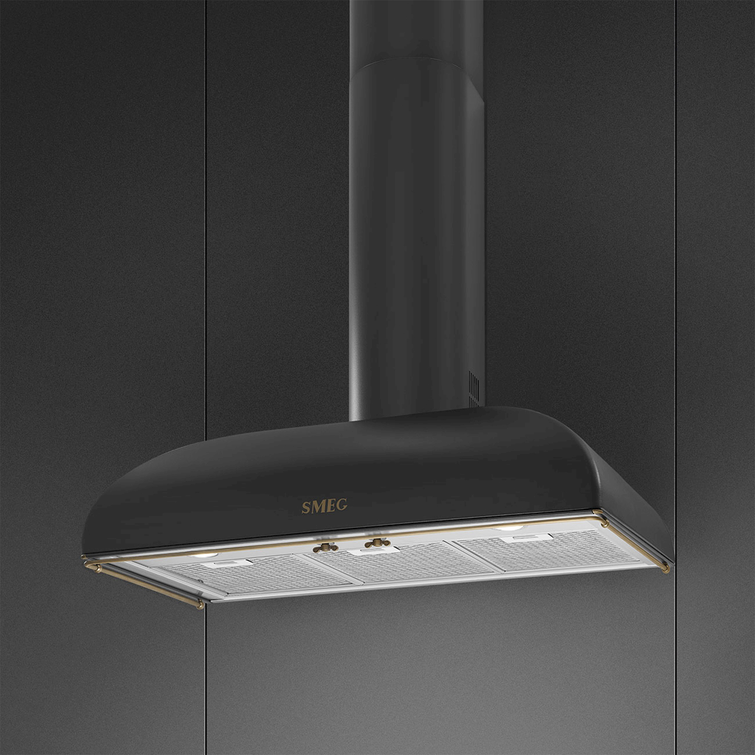 Cappa aspirante nera con accenti dorati e logo SMEG su sfondo scuro.
