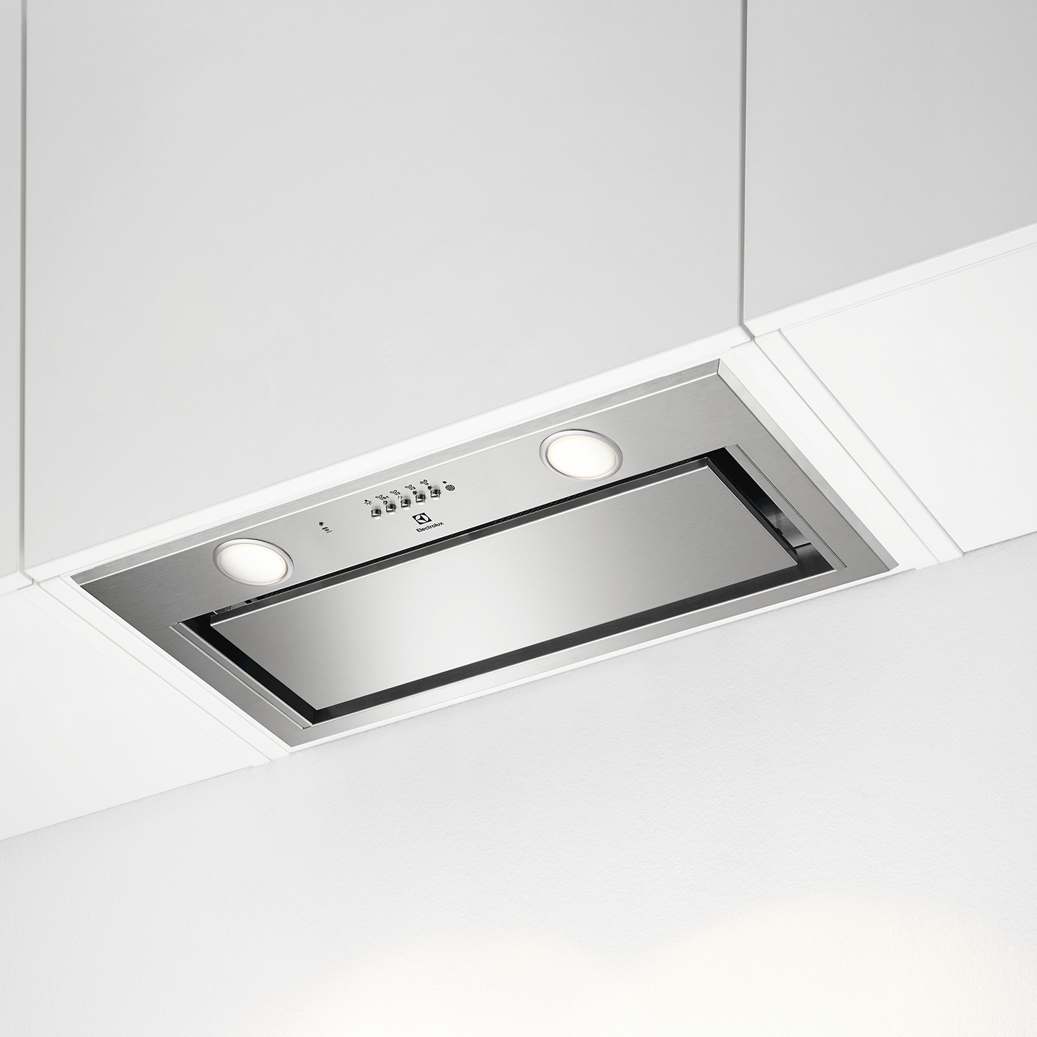 Cappa aspirante in acciaio inox con luci e comandi sopra un fornello bianco.
