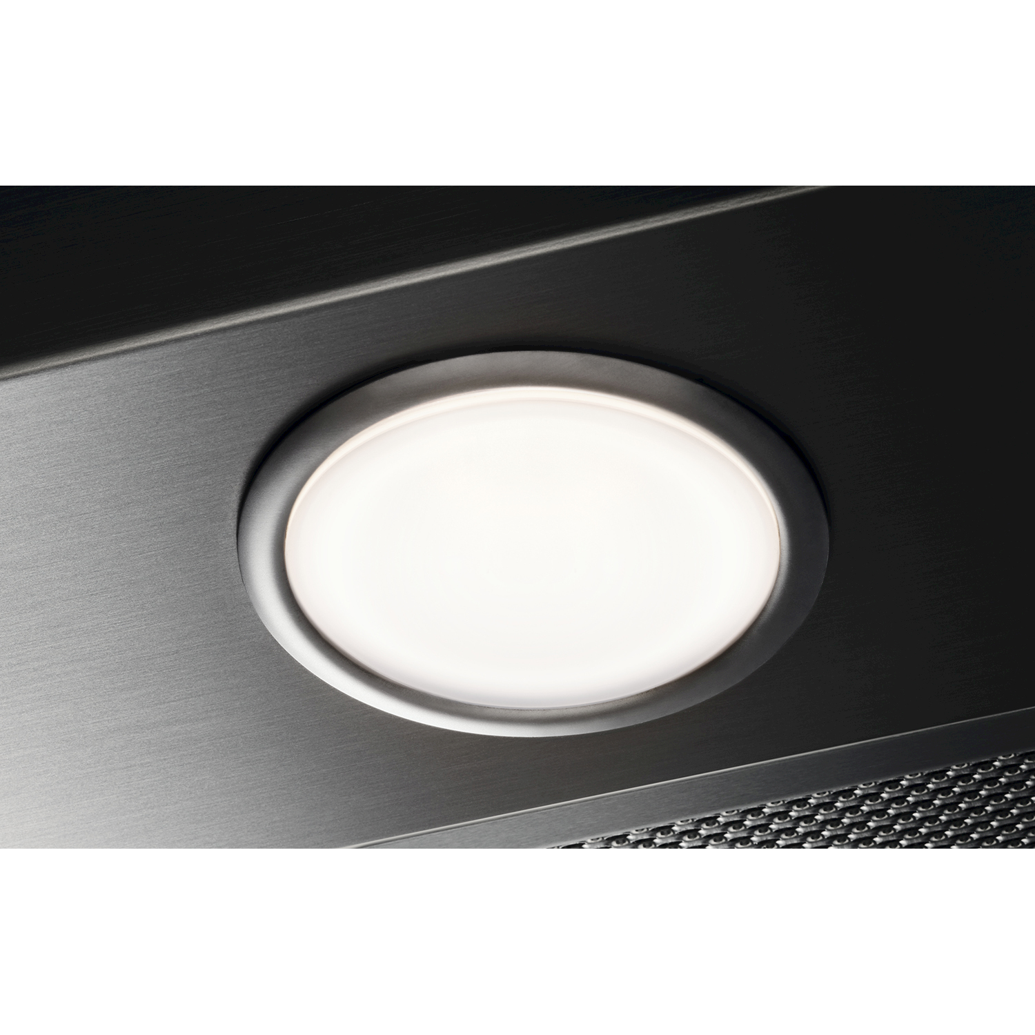 Una luce LED rotonda e luminosa nell'alloggiamento di una cappa.