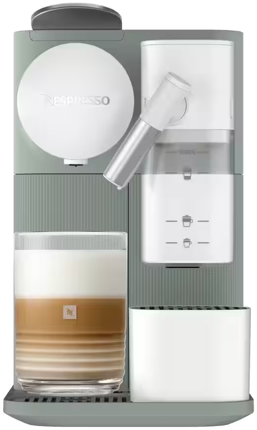 Egy szürke Nespresso gép rétegzett kávéval és tejjel.