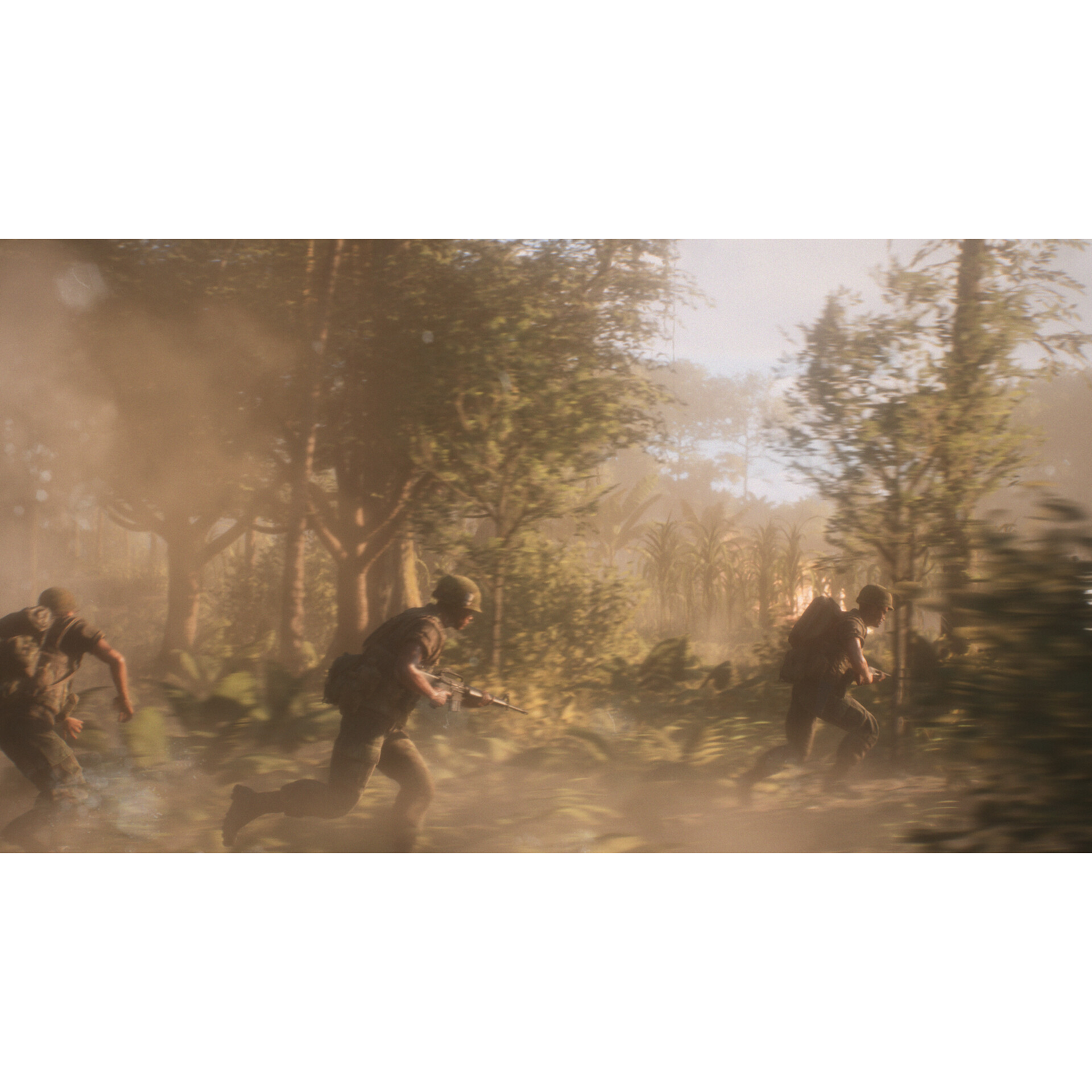 Soldaten rennen door een mistige jungle, gewapend en in uniform.