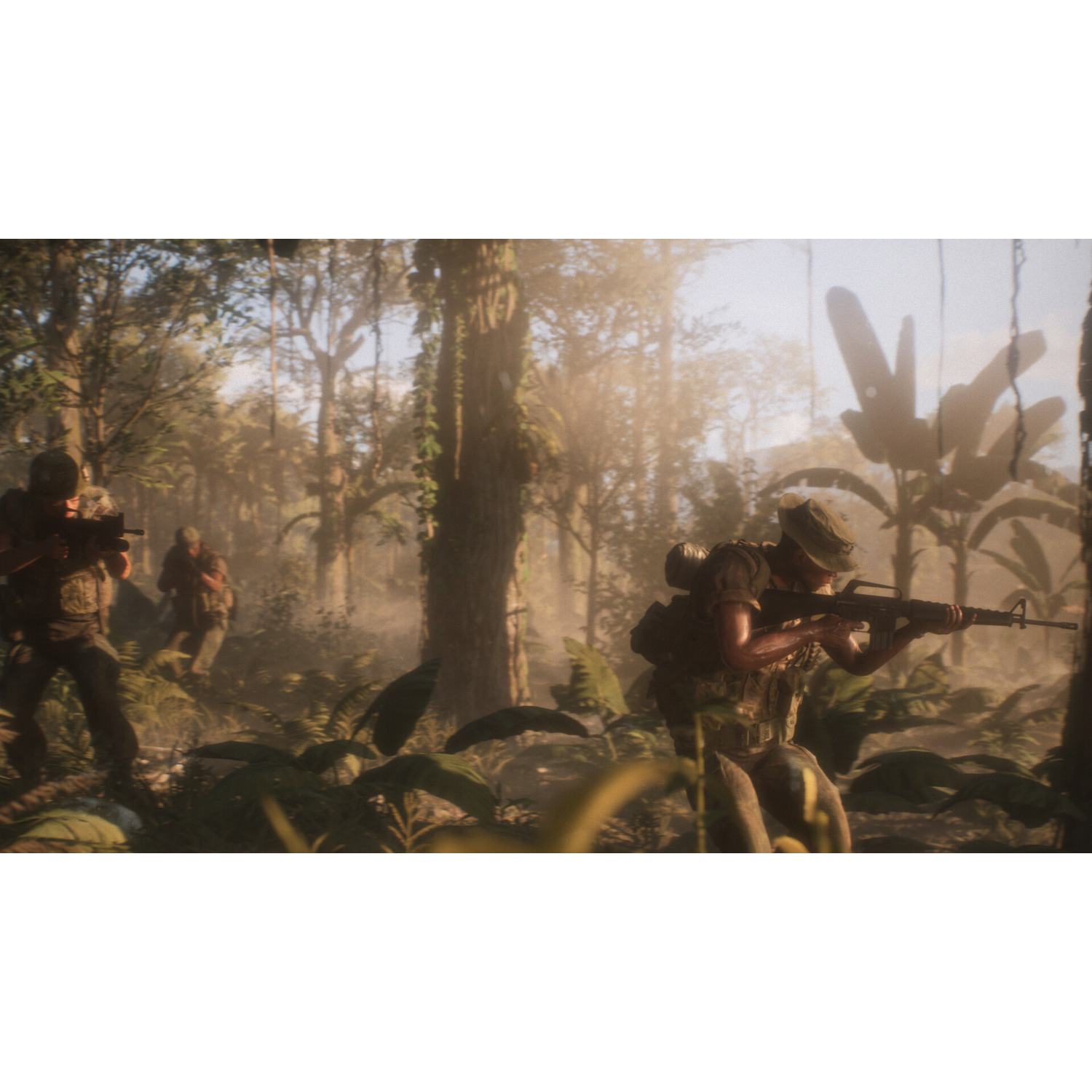 Soldaten in uniform met geweren bewegen door een dichte jungle.